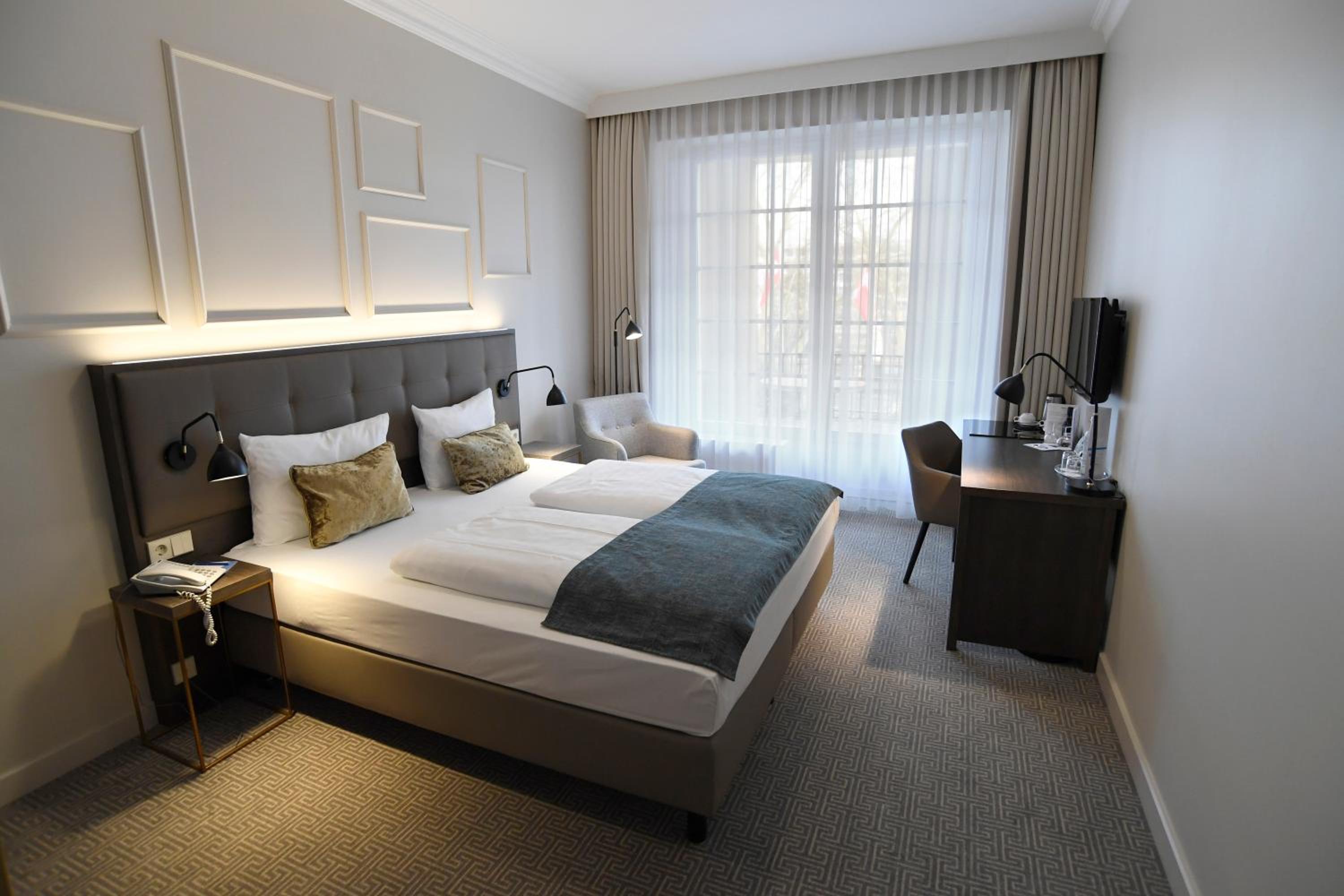 Queen Room with Garden View - Photo 9