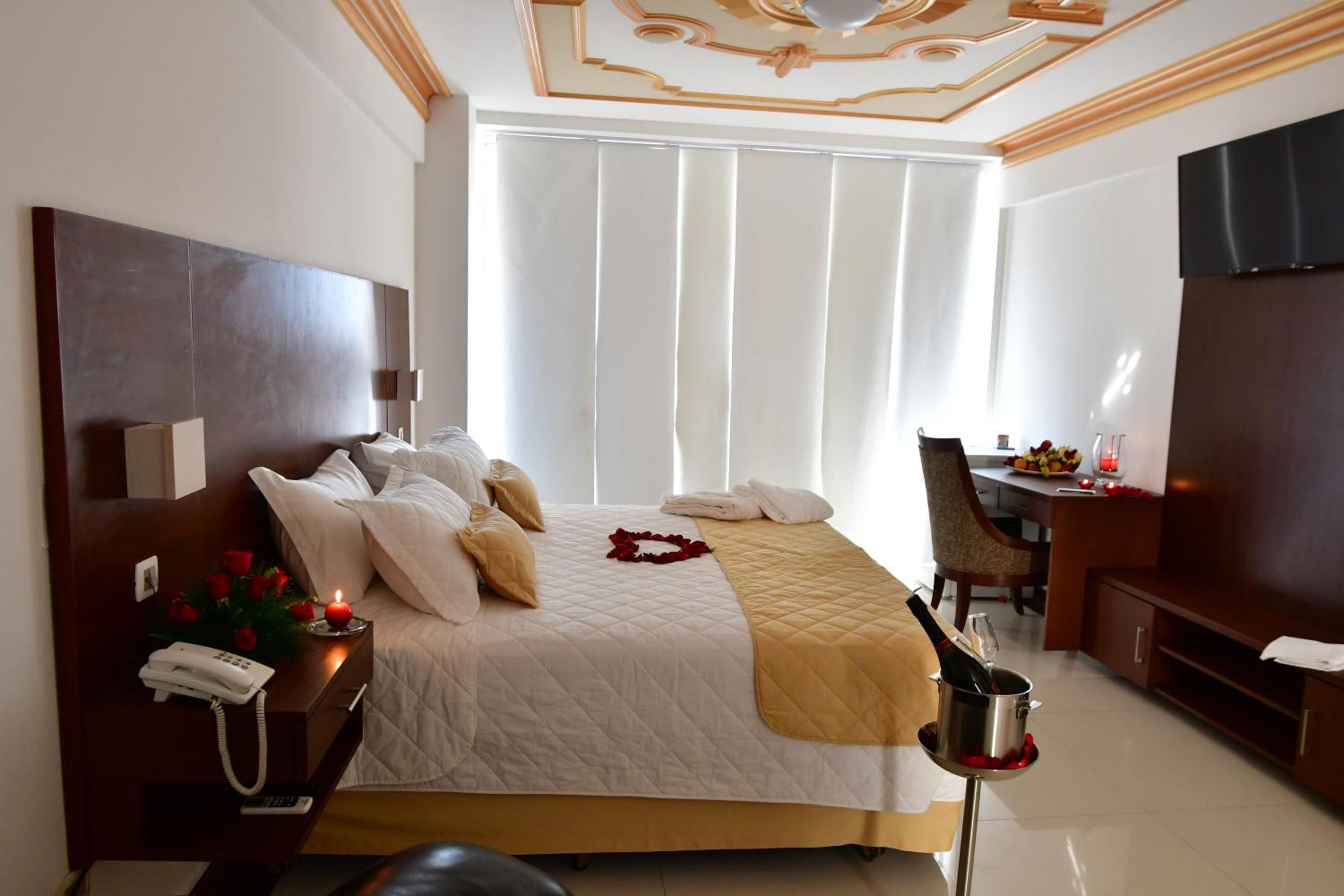 King Suite with Pool View photo 2