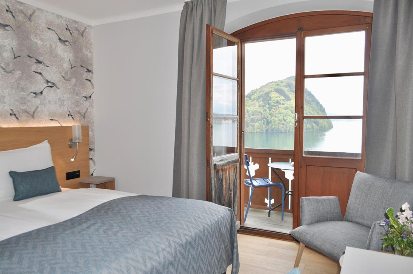 Double Room with Balcony and Lake View - Photo 2