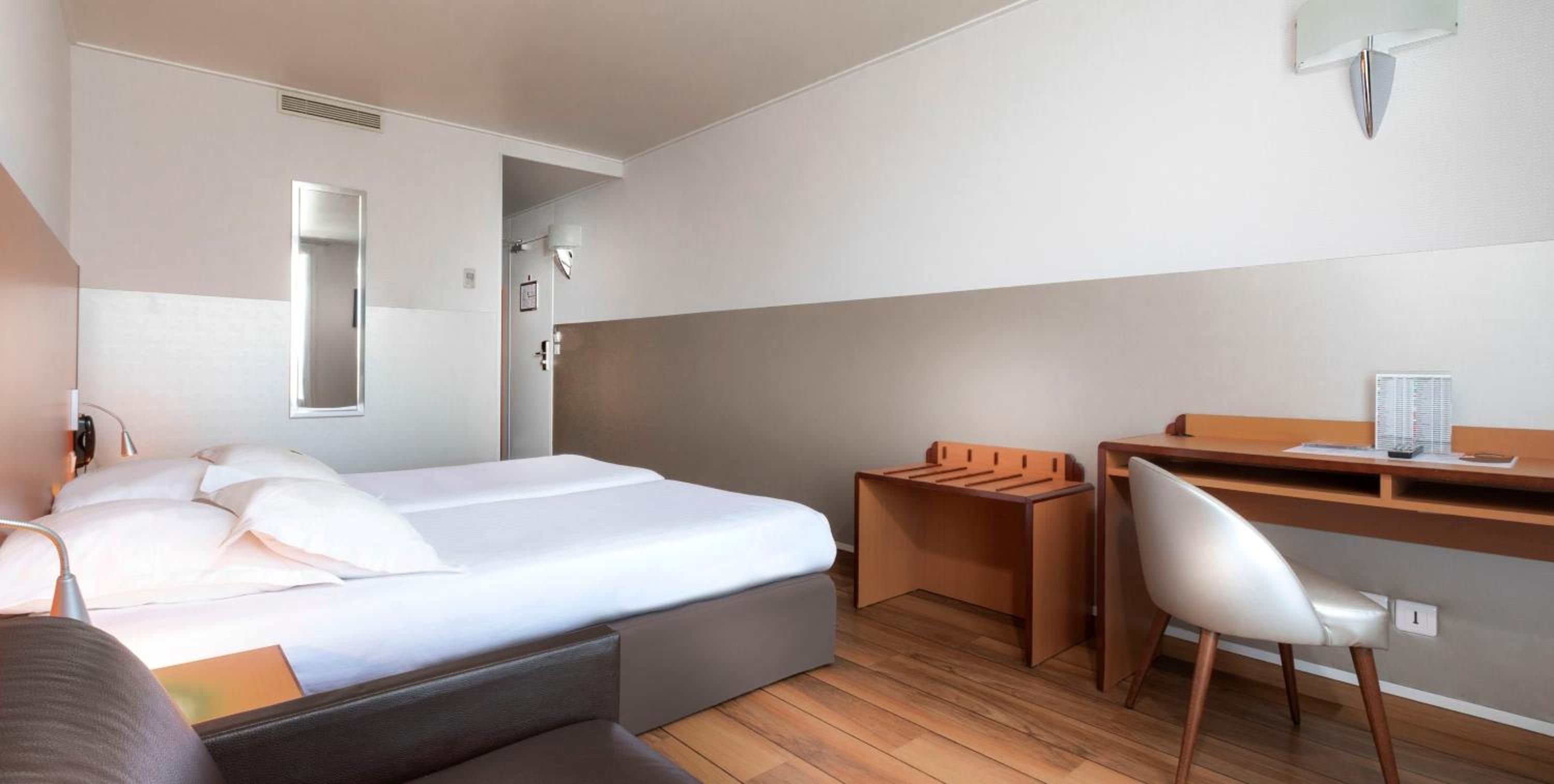 Parisian twin room photo 1