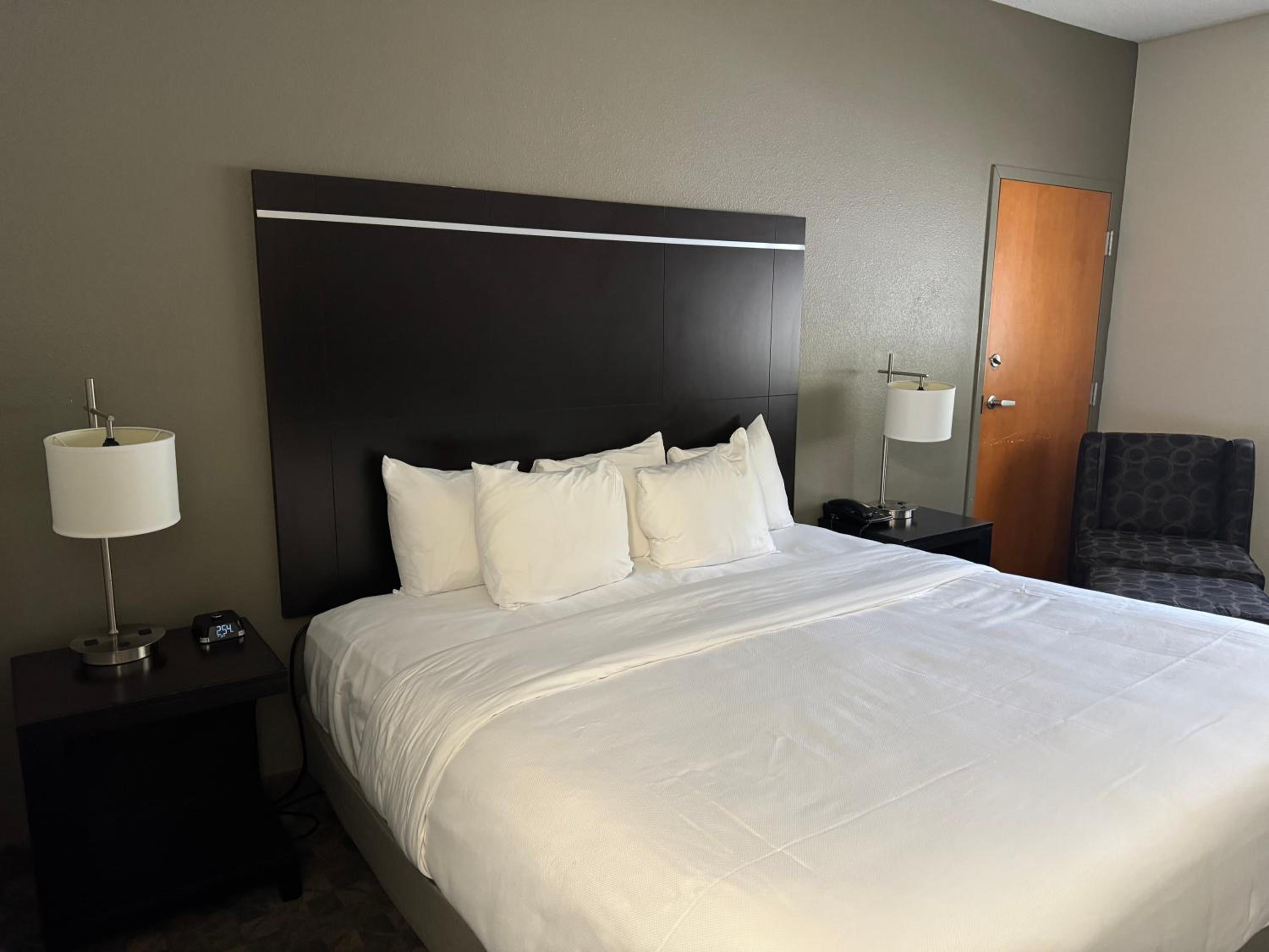 King Room - Disability Access - Non-Smoking - Photo 3