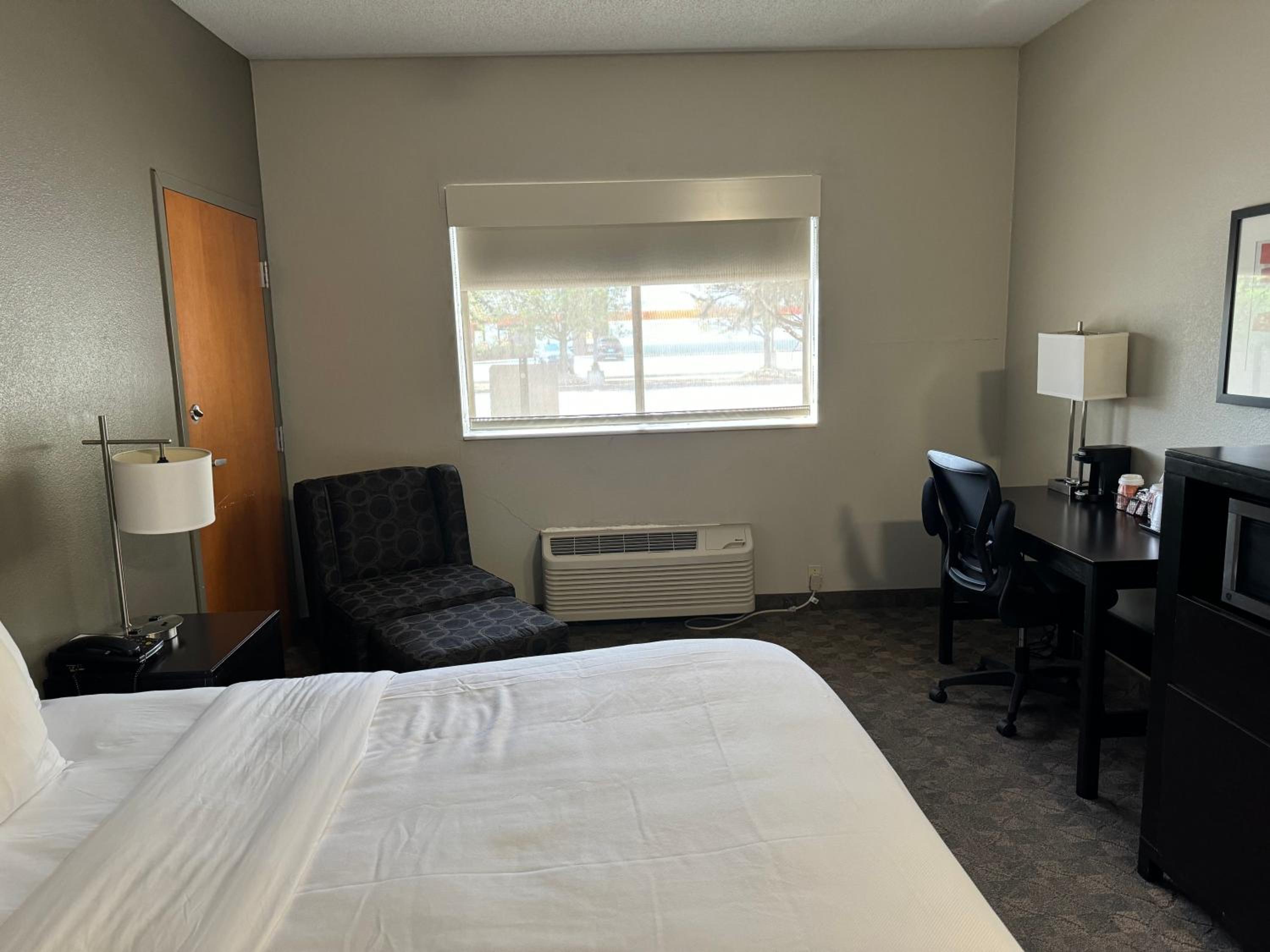 King Room - Disability Access - Non-Smoking - Photo 4