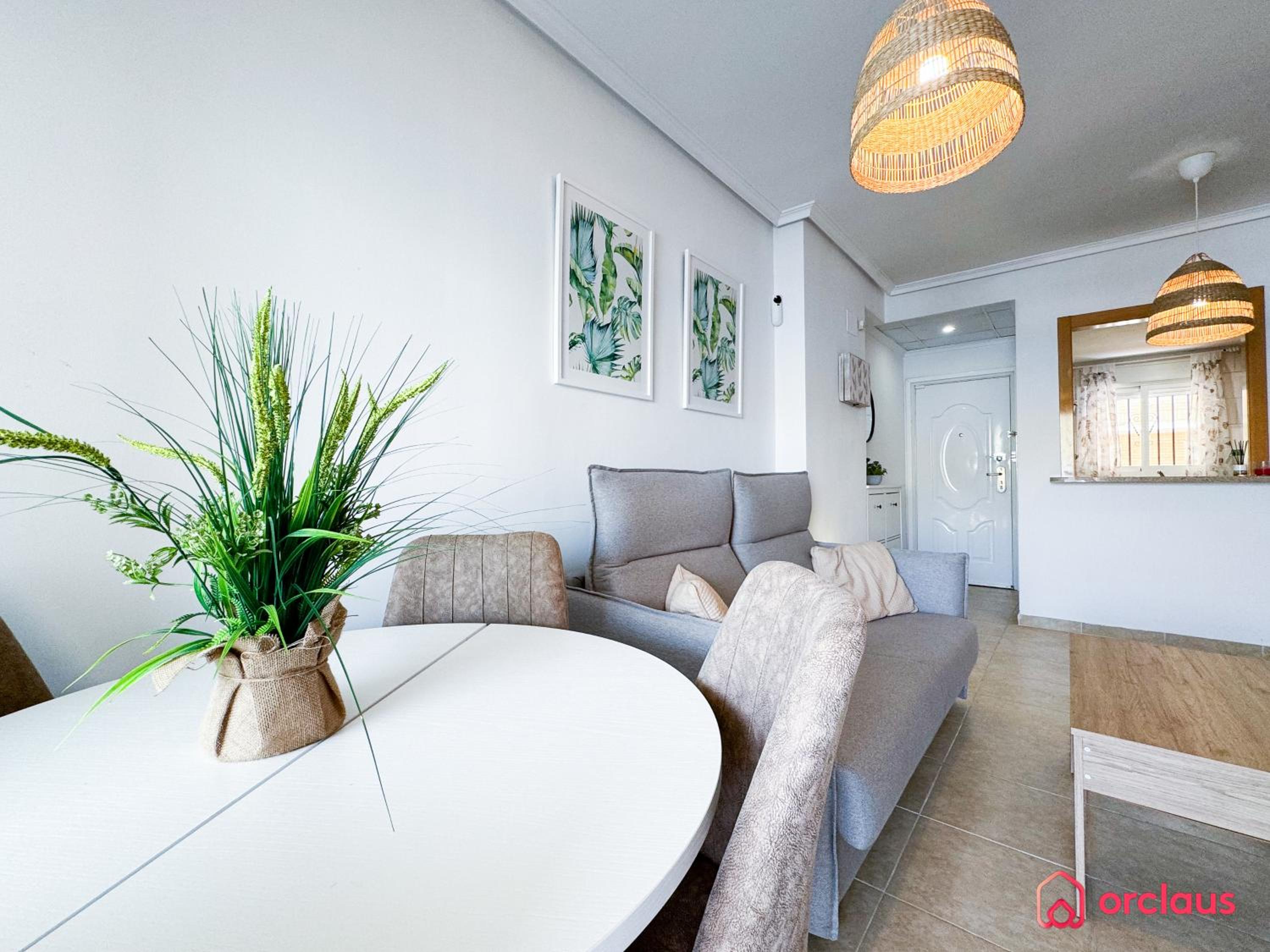 Apartamento de dos habitaciones con balcón y vista al mar