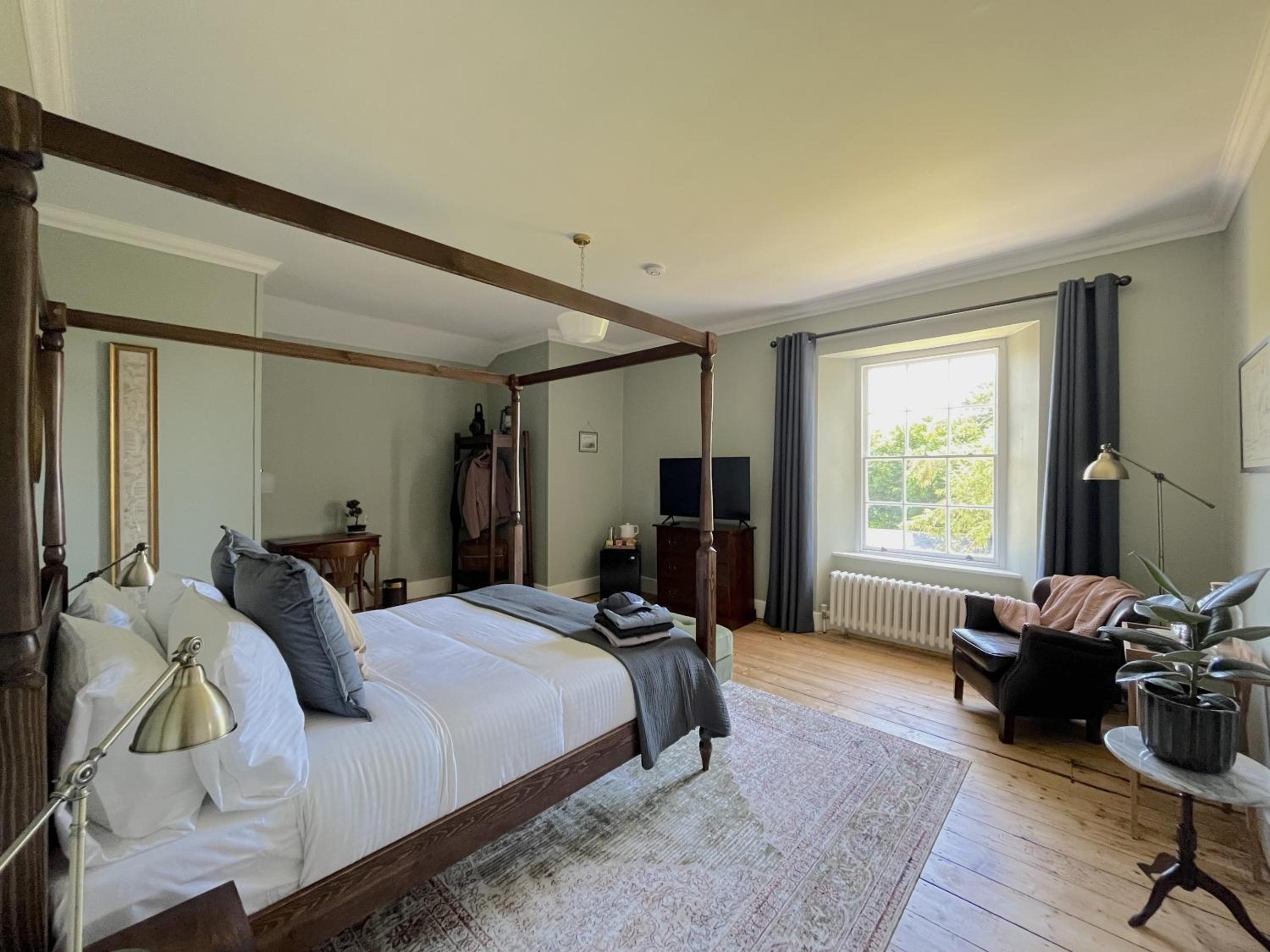 Deluxe King Room photo 1