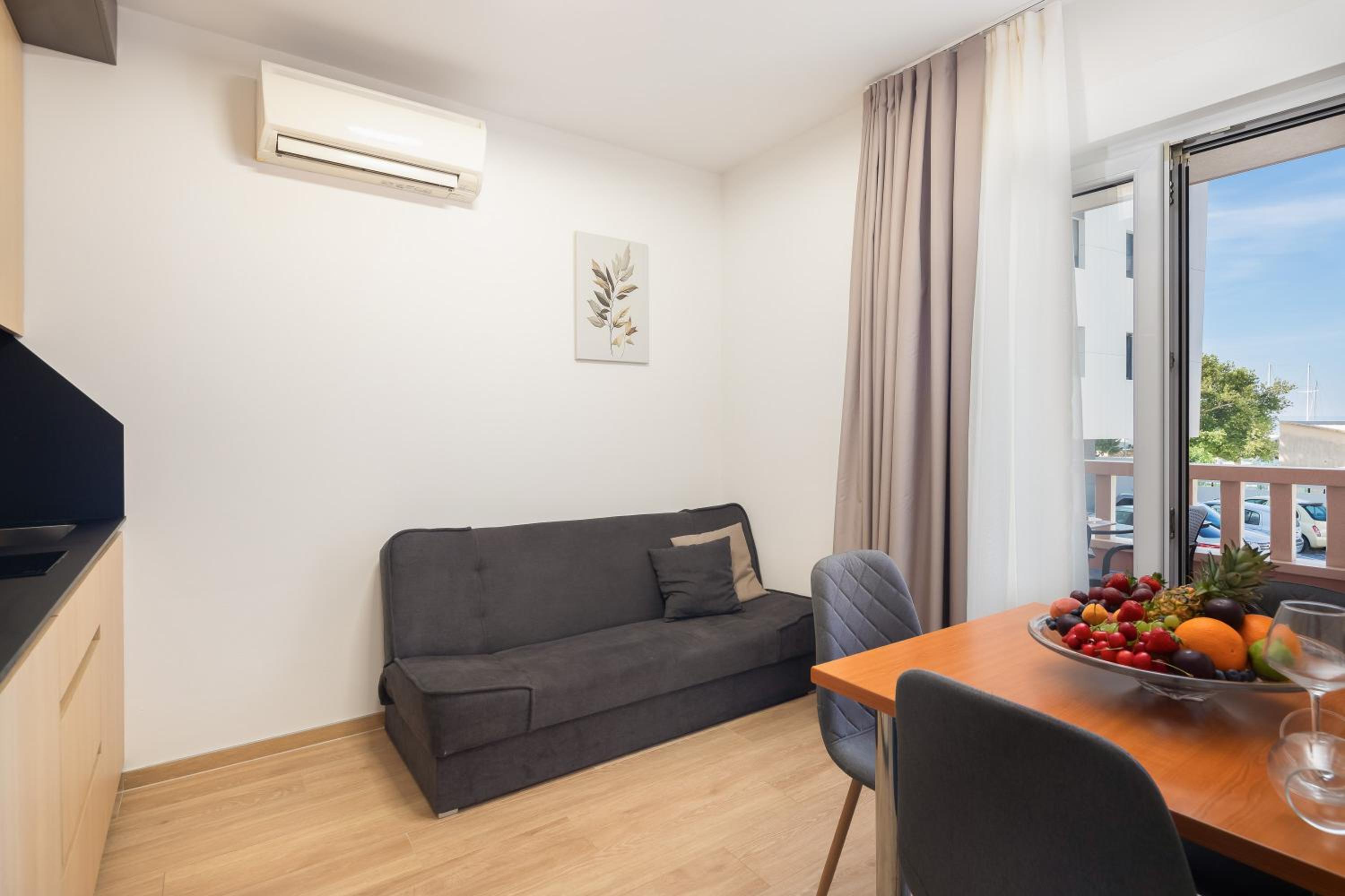 One-Bedroom Apartment with Balcony photo 2