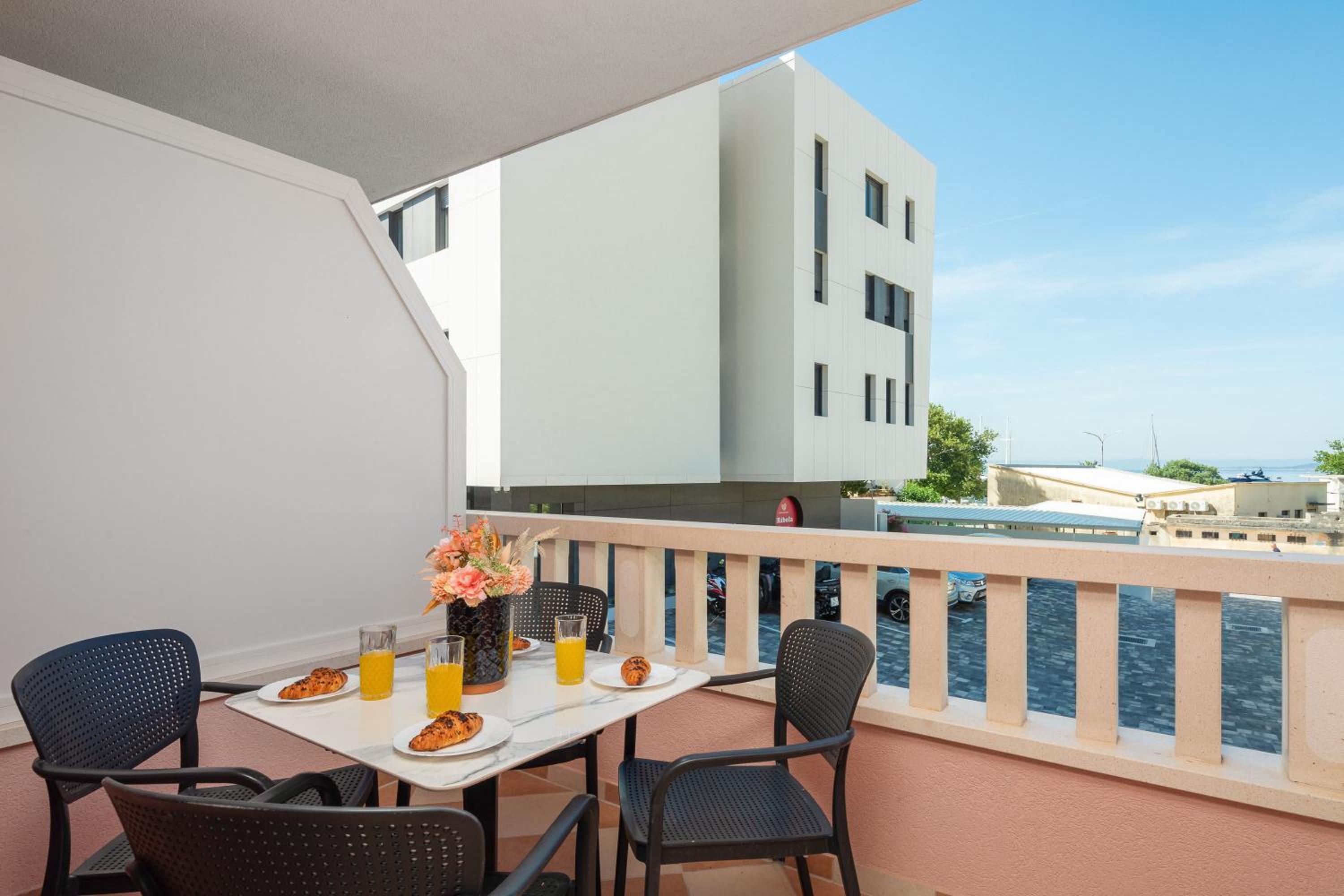 One-Bedroom Apartment with Balcony photo 3