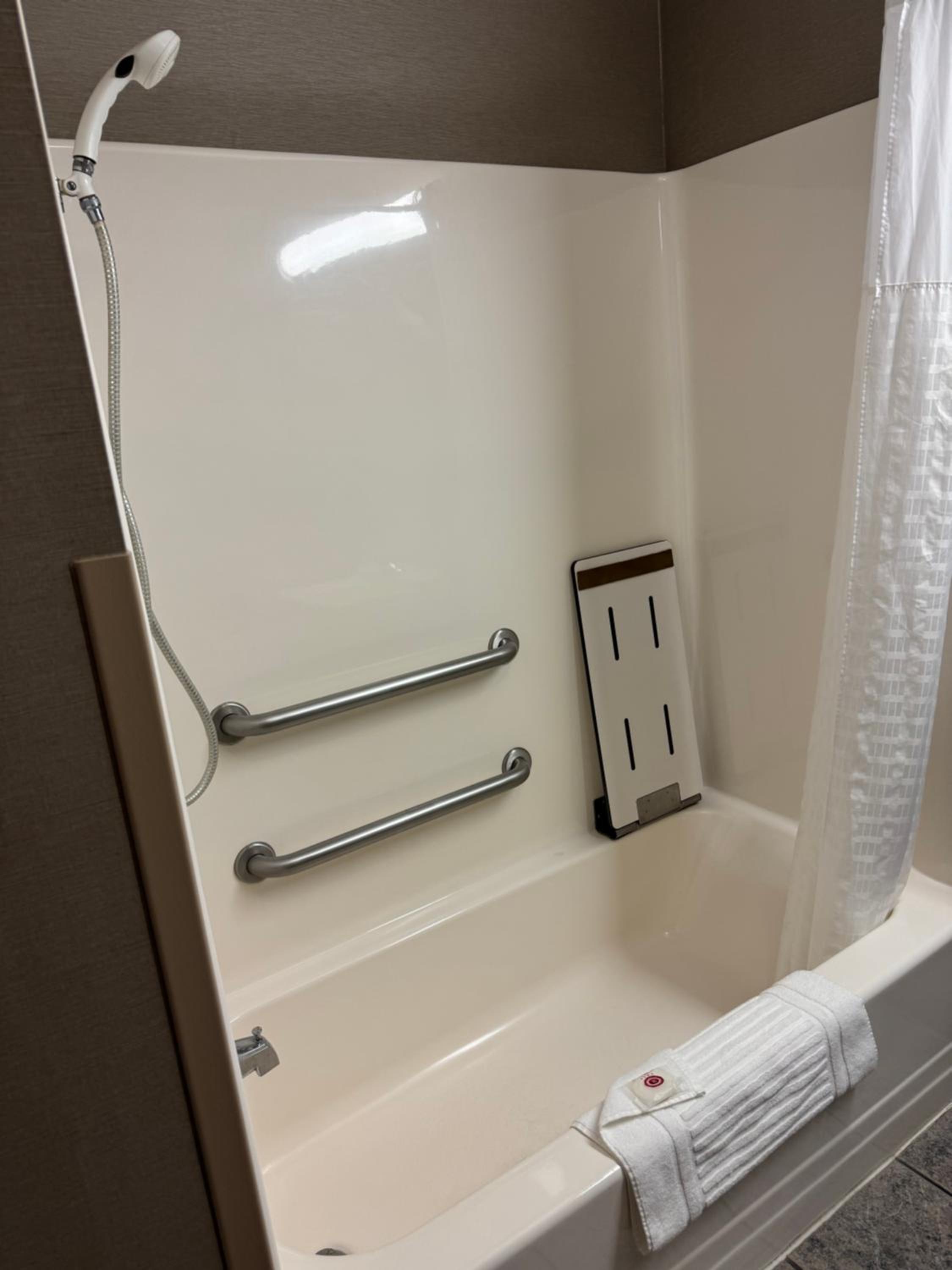 Queen Room with Two Queen Beds - Disability Access - Photo 4