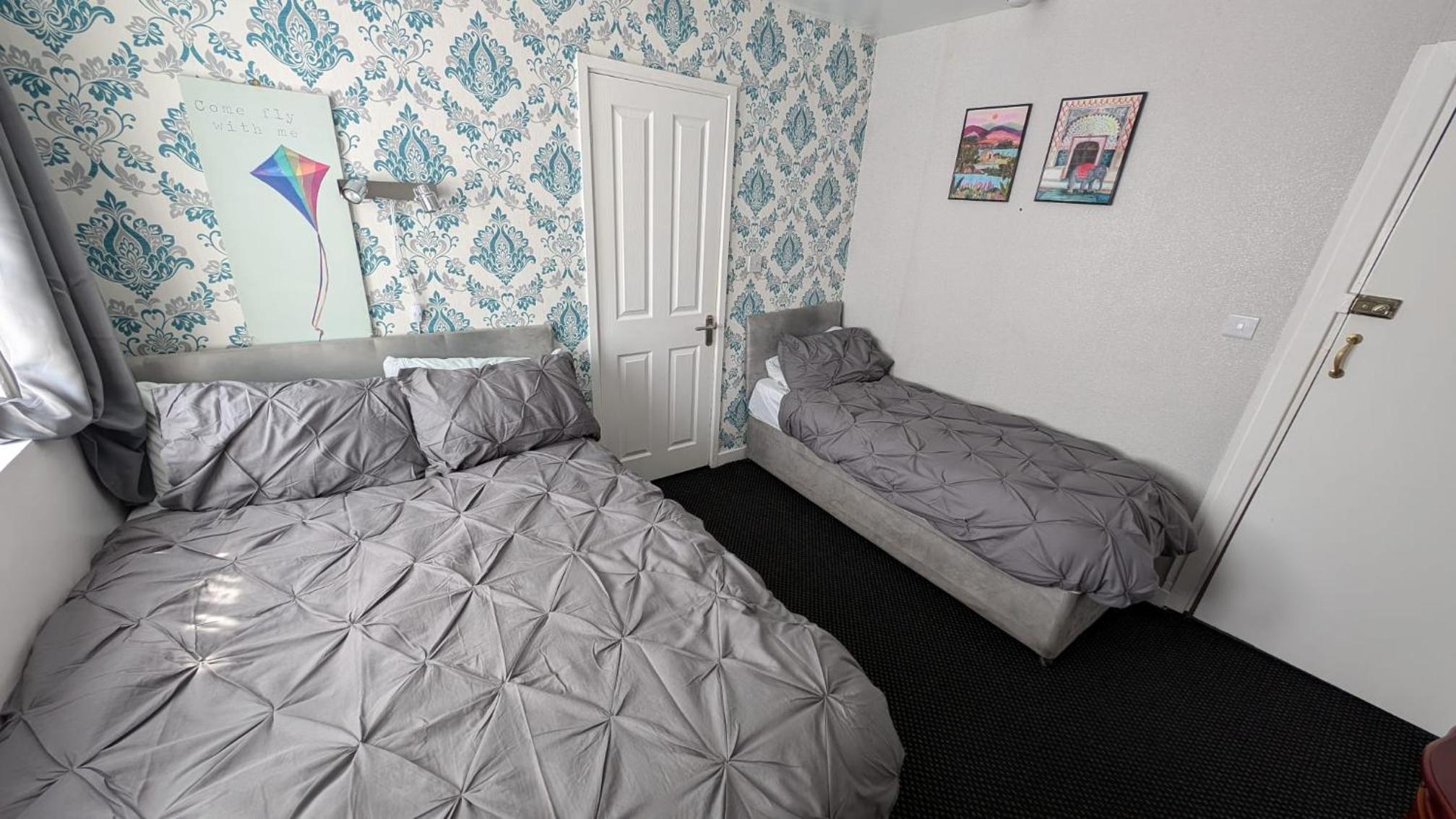 Triple Room with Private Bathroom - Photo 1