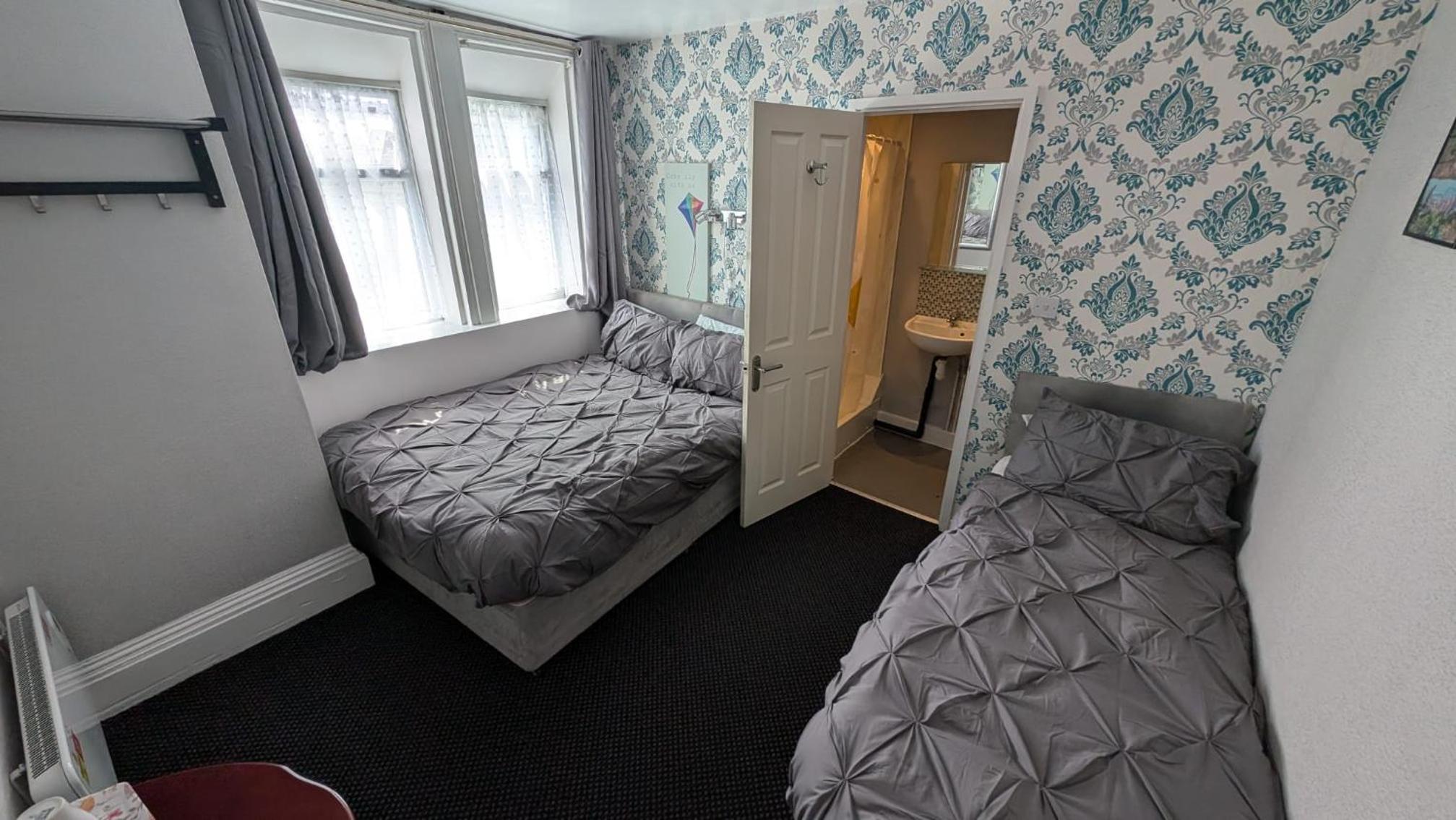 Triple Room with Private Bathroom - Photo 2
