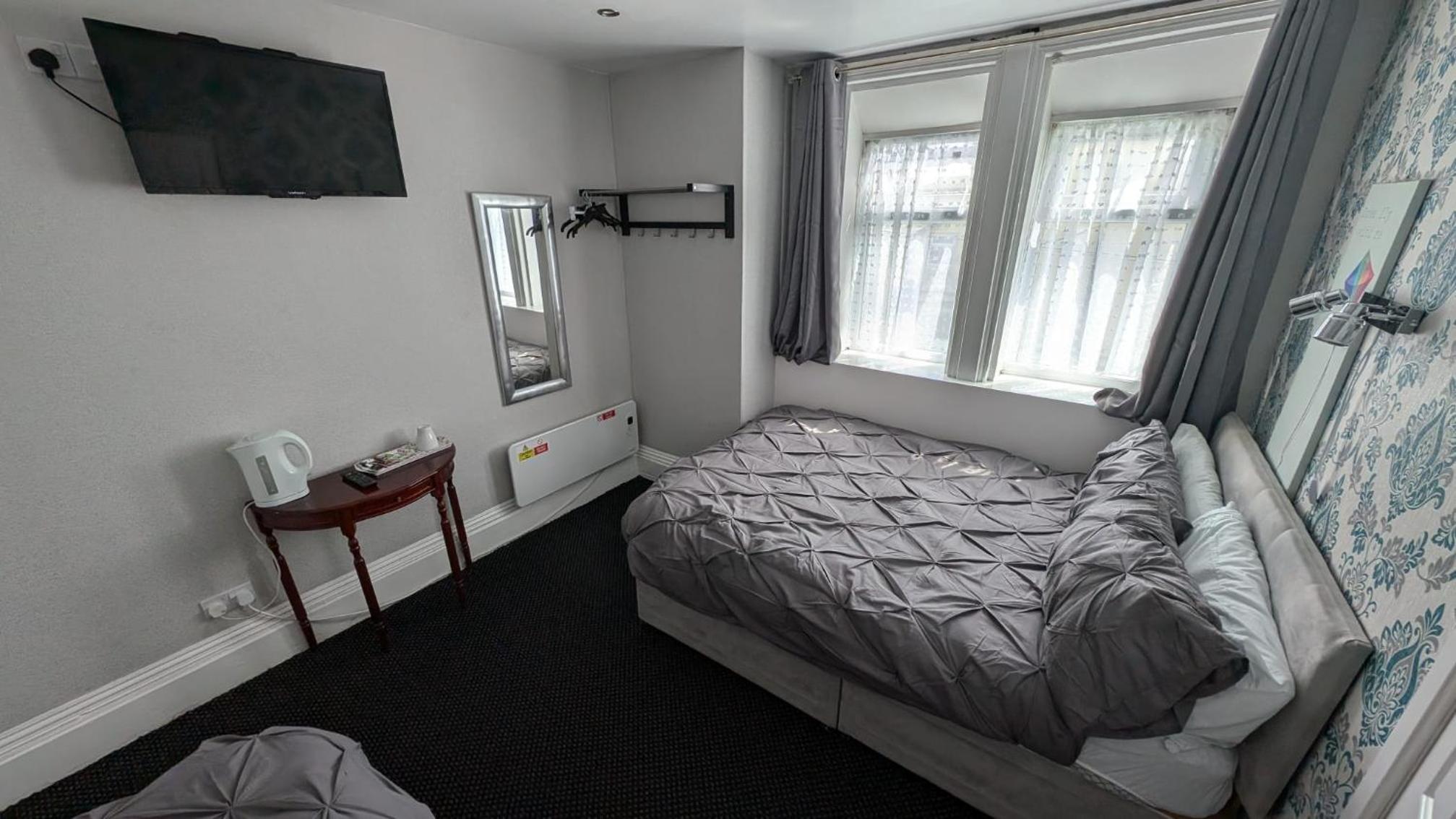 Triple Room with Private Bathroom - Photo 3