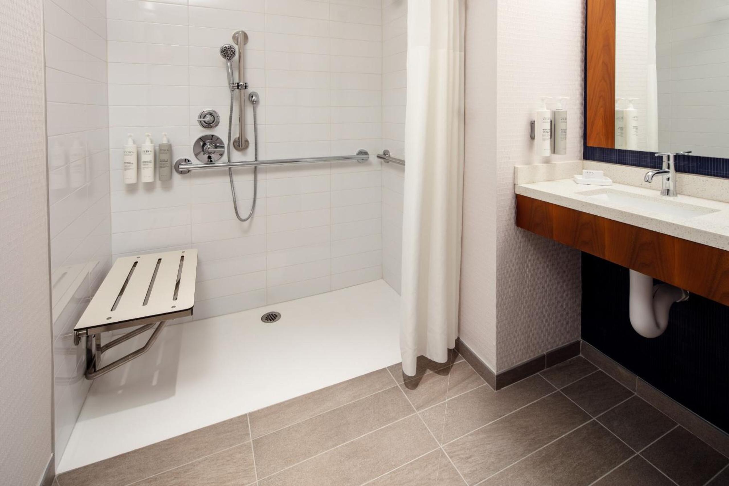 King Room with Roll-In Shower - Mobility Access photo 3