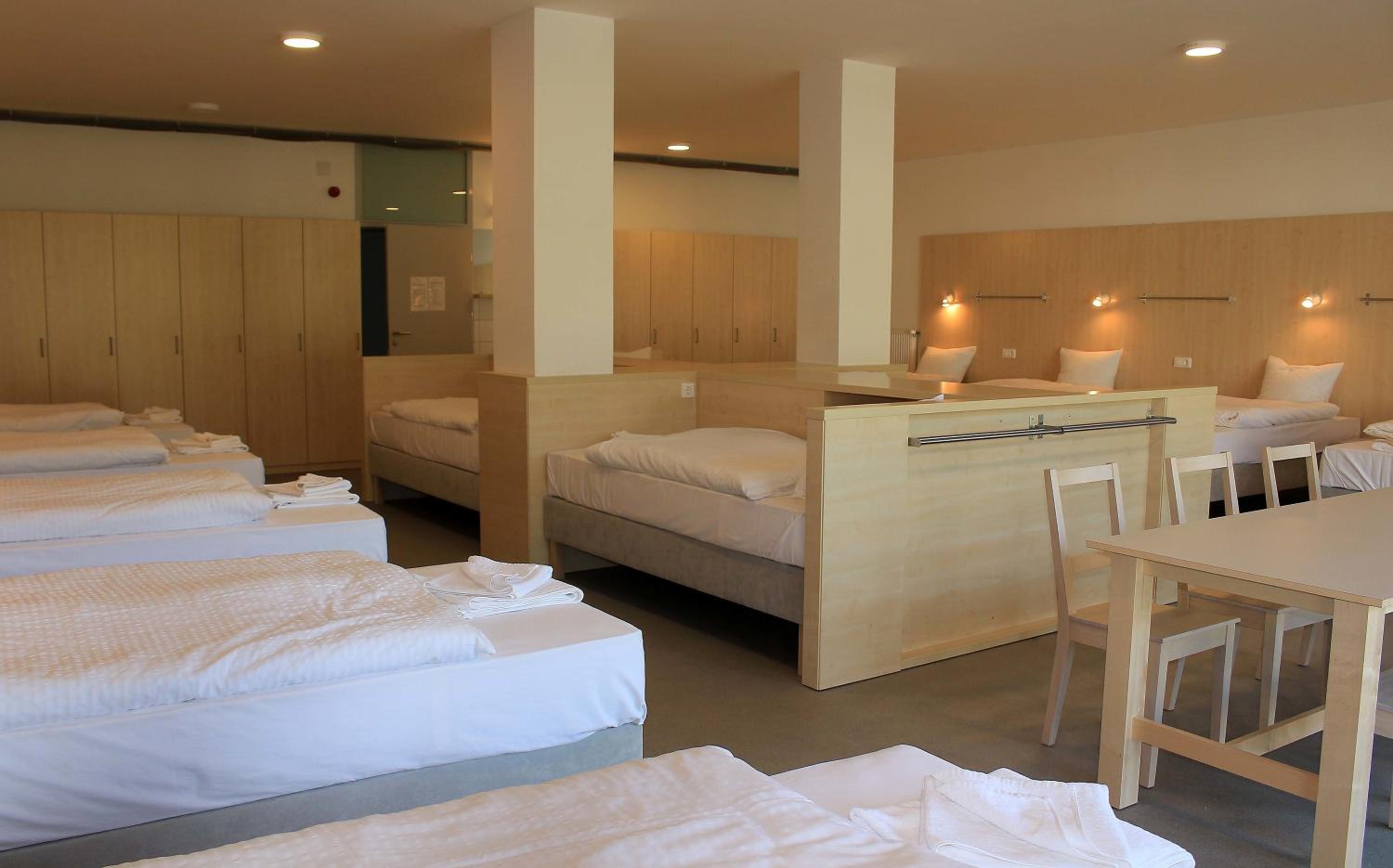 6-Bed Mixed Dormitory Room photo 2