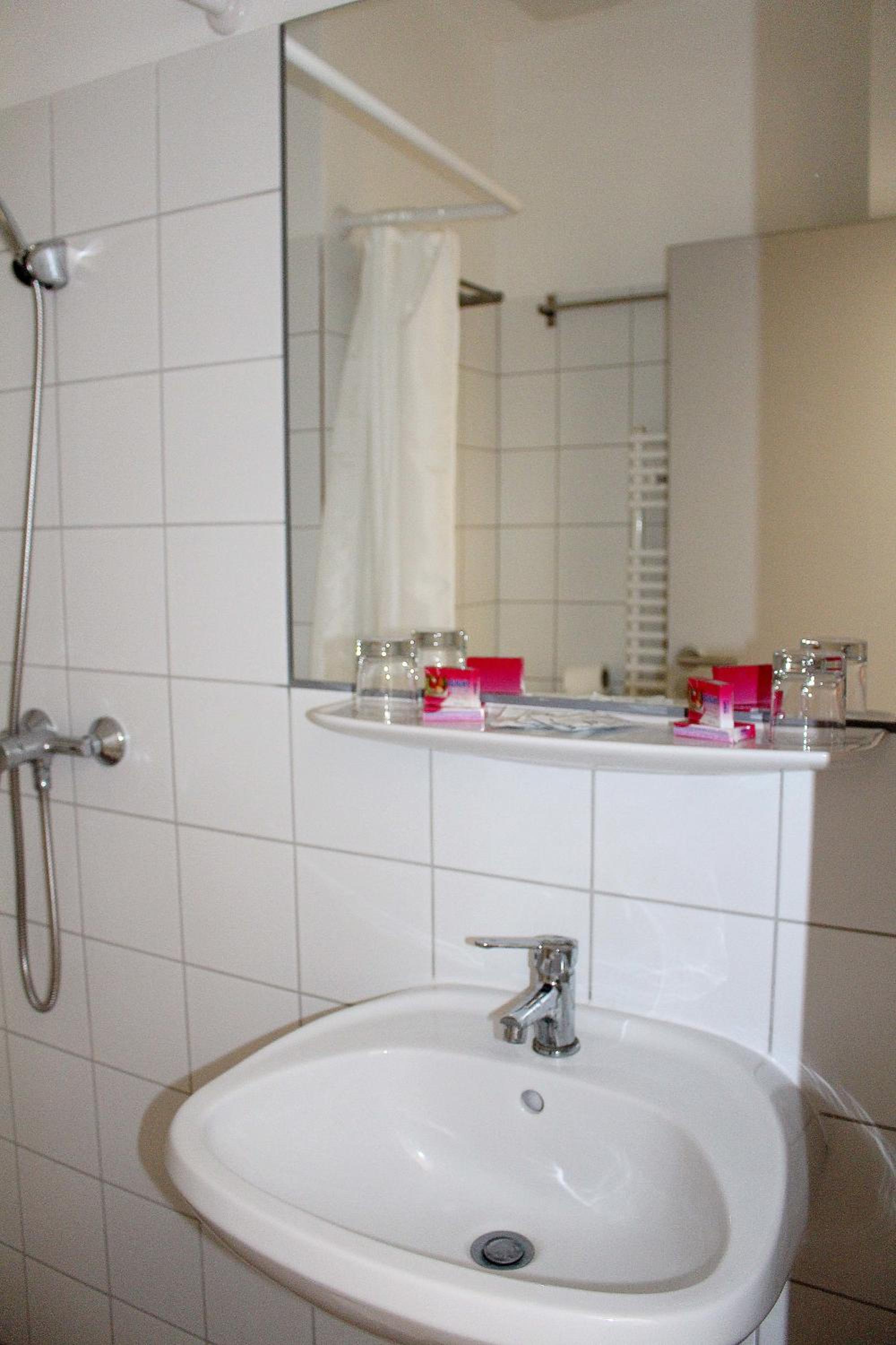 Economy Double or Twin Room photo 3