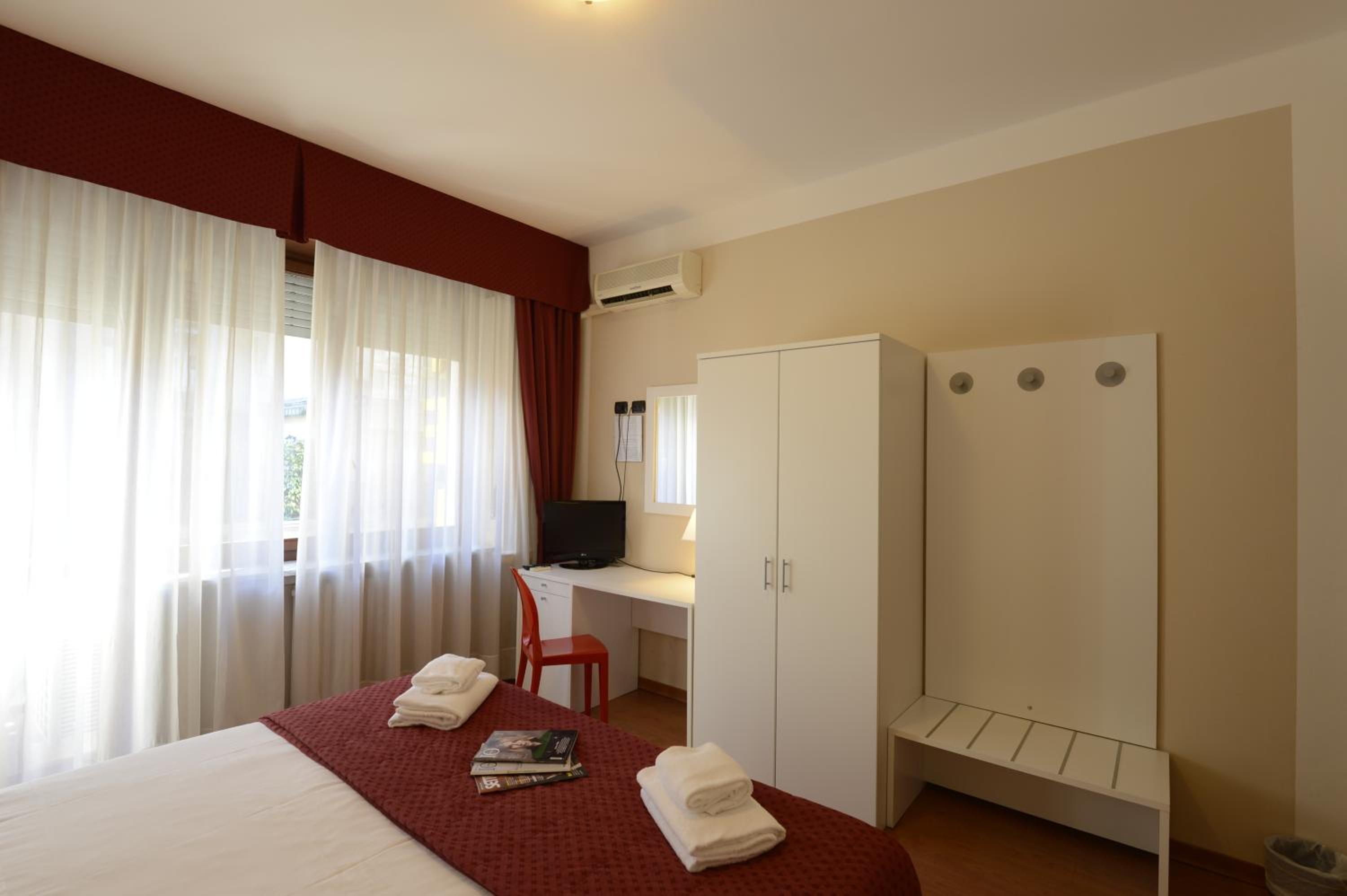 Double or Twin Room - Photo 5