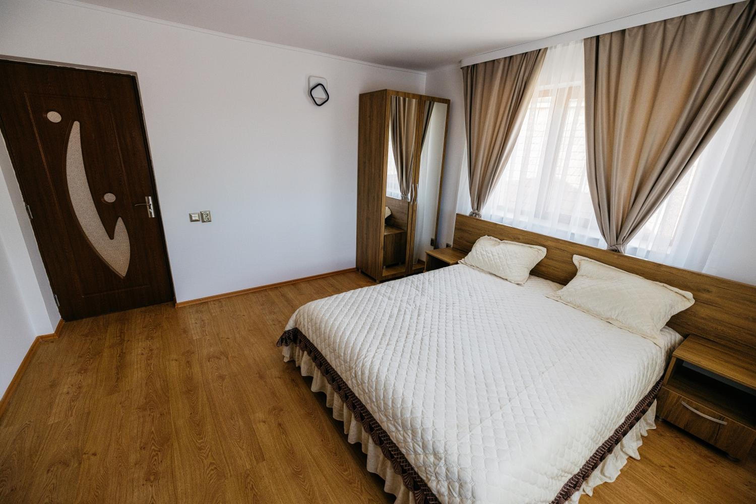 Double Room with Shared Bathroom photo 3