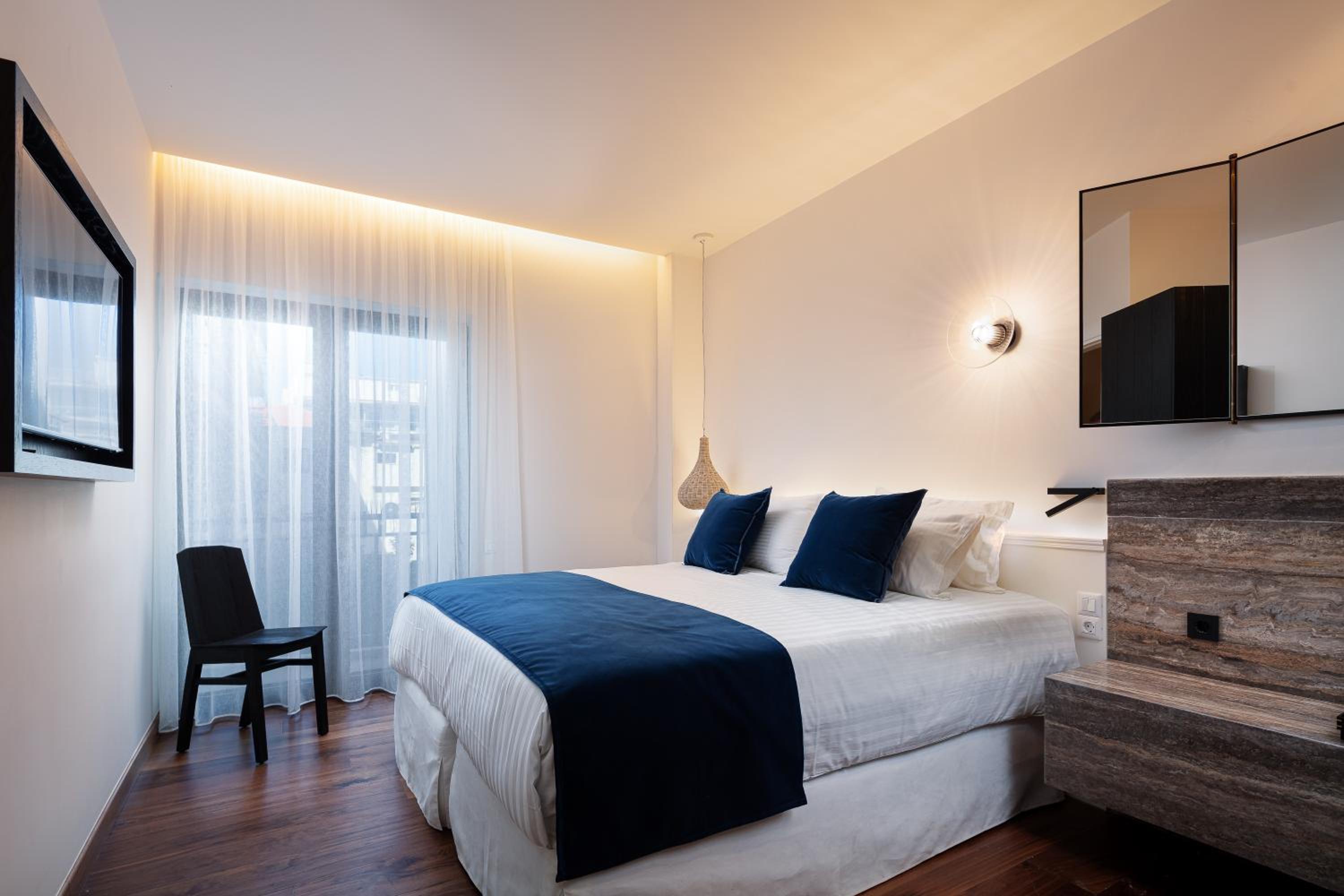 One-Bedroom Deluxe Apartment