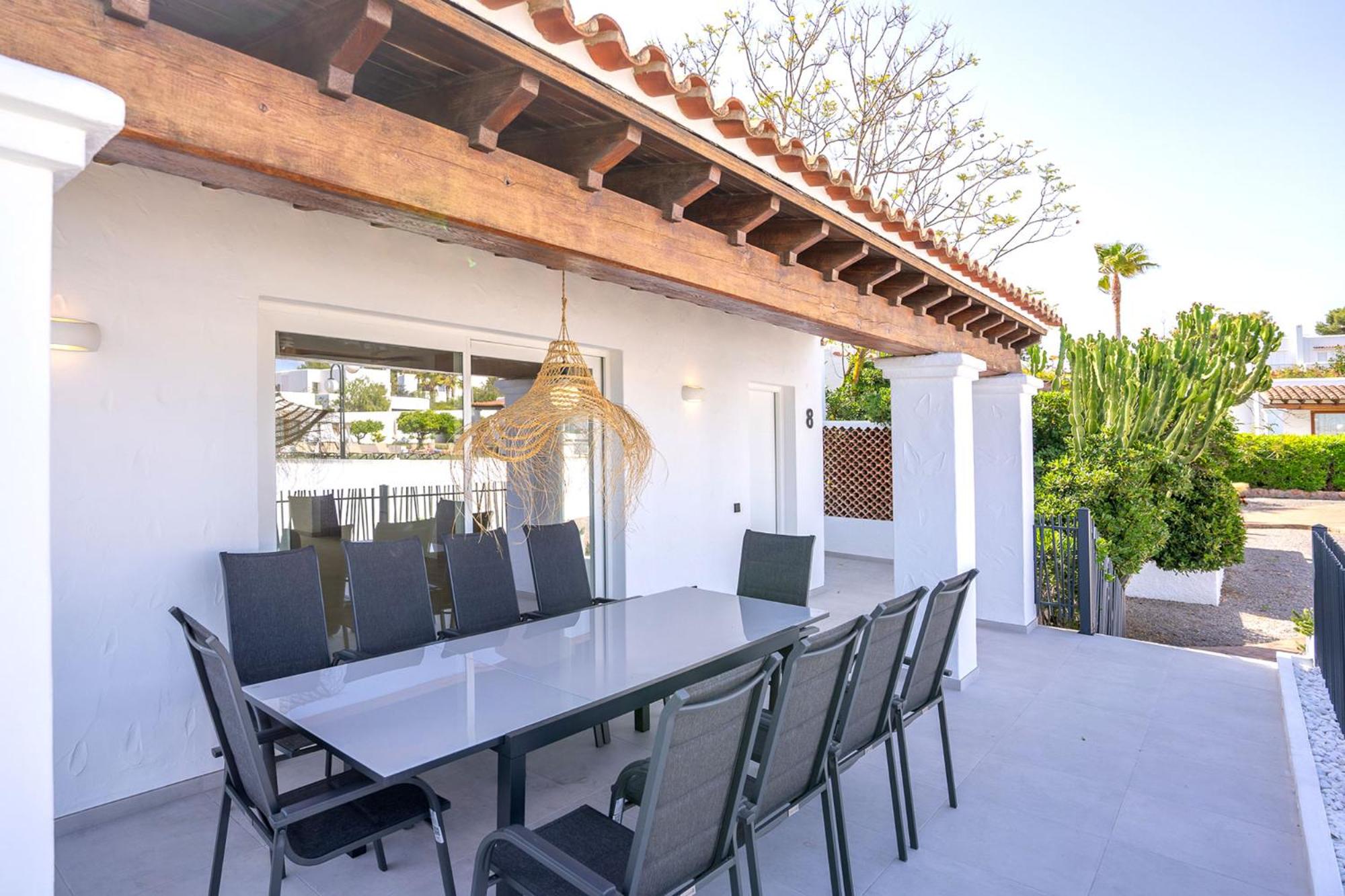 Four-Bedroom Apartment - Refurbished photo 2