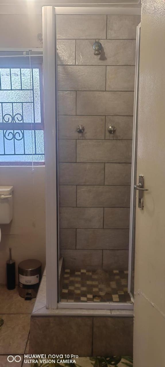 Twin Room With Private Bathroom photo 2