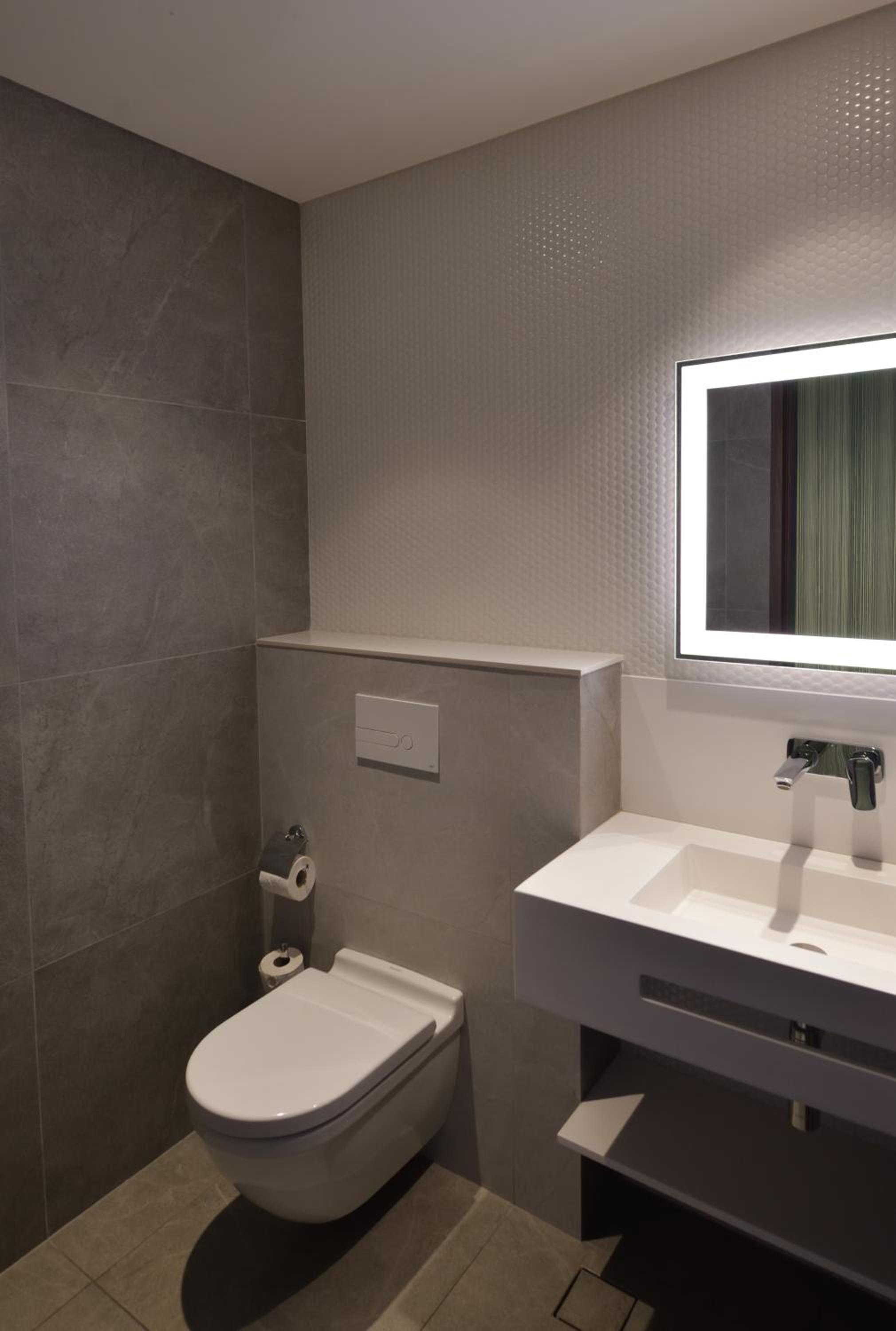 Standard Queen Room with City View - Photo 10