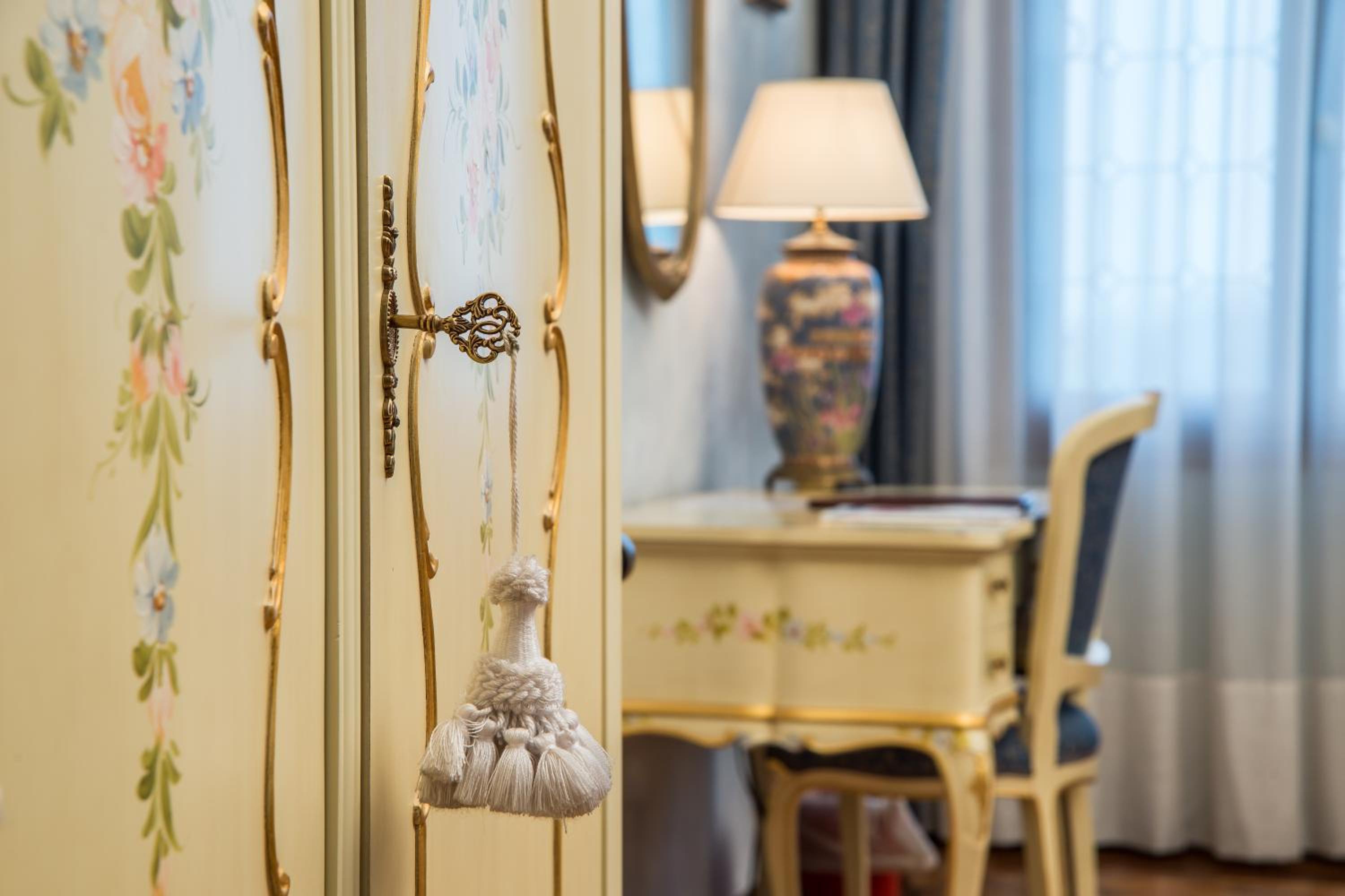 Junior Queen Suite photo 1