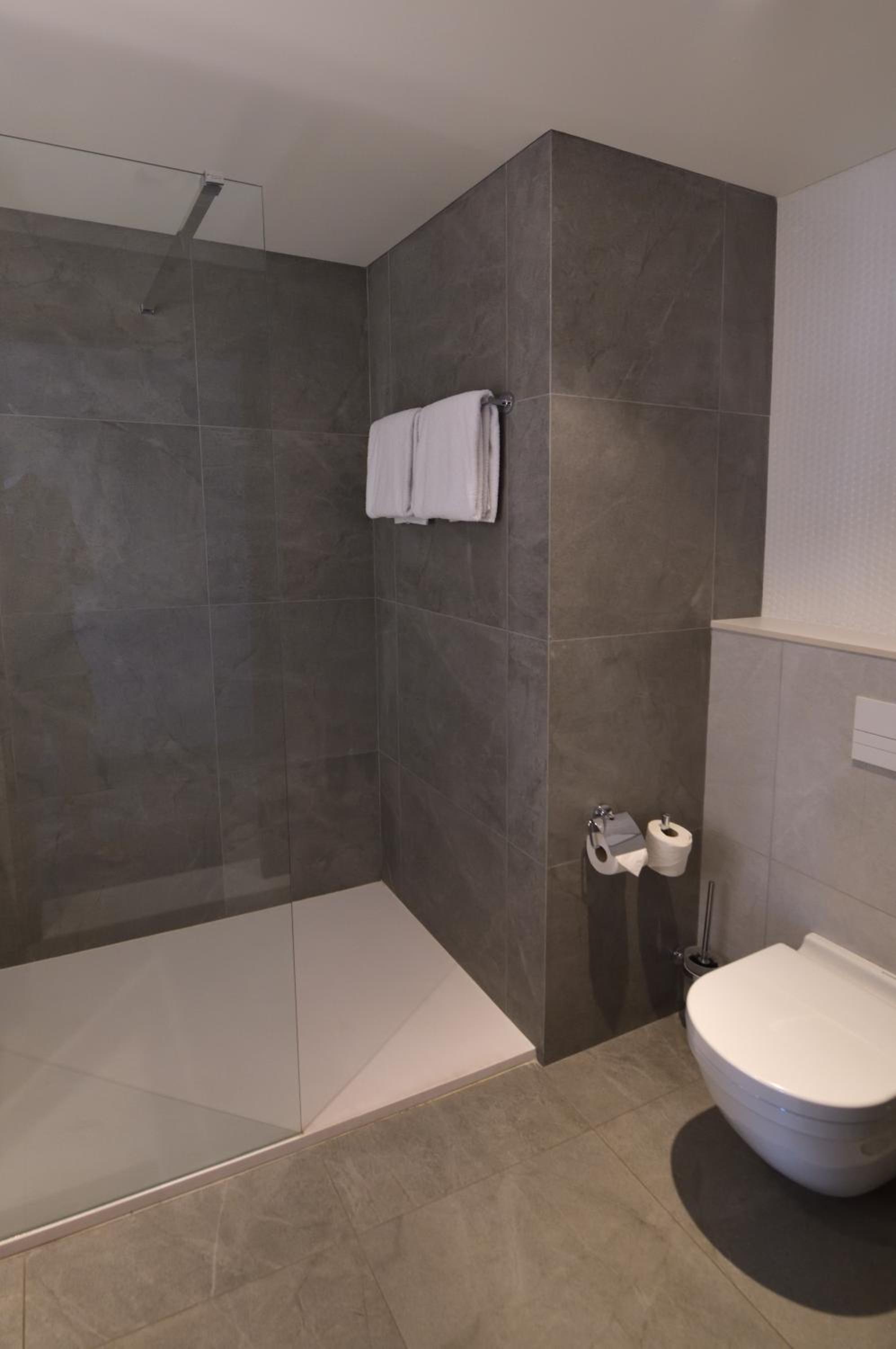 Standard Queen Room with City View - Photo 3