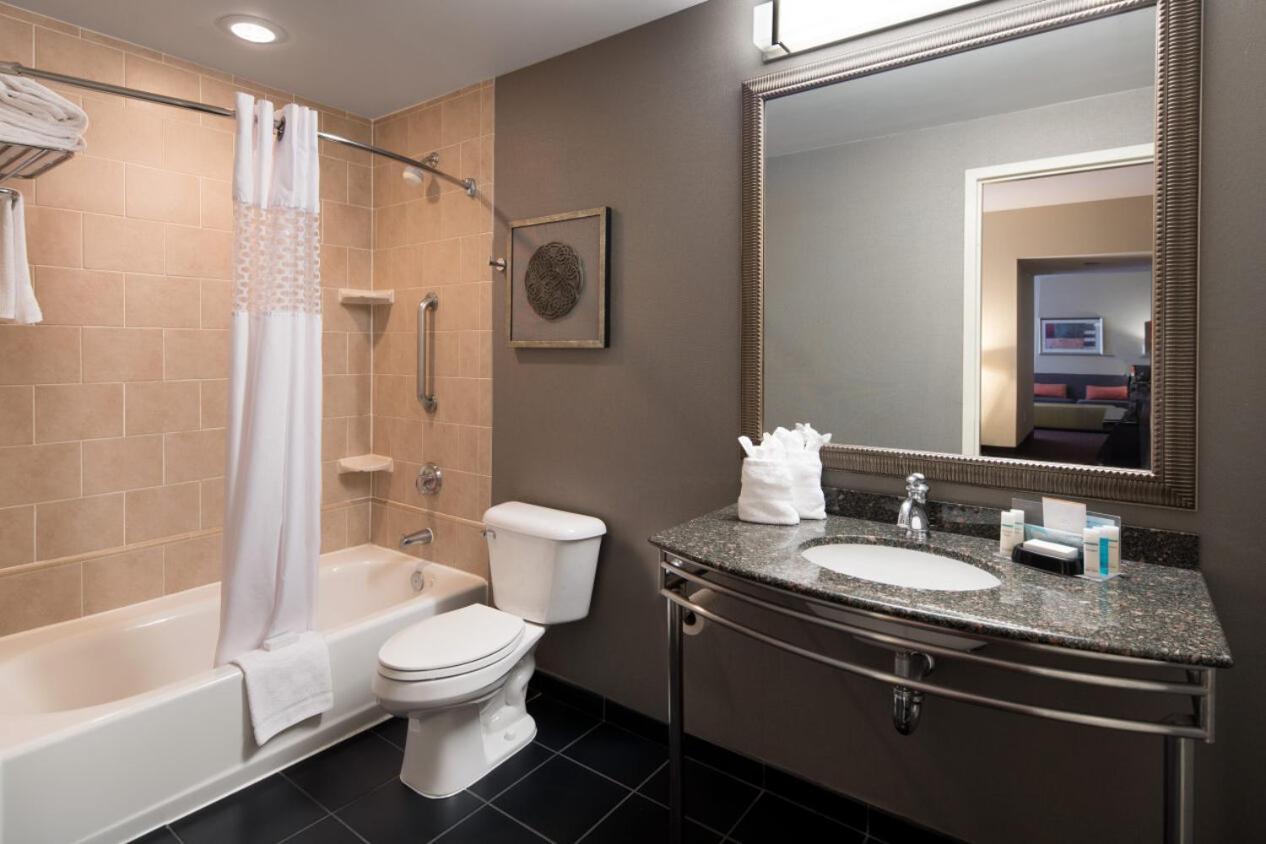 One-Bedroom King Suite - Non-Smoking - Photo 2