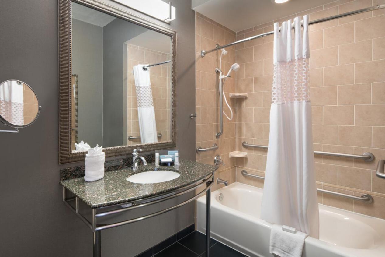 Queen Room with Two Queen Beds - Mobility and Hearing Access/Non-Smoking - Photo 4