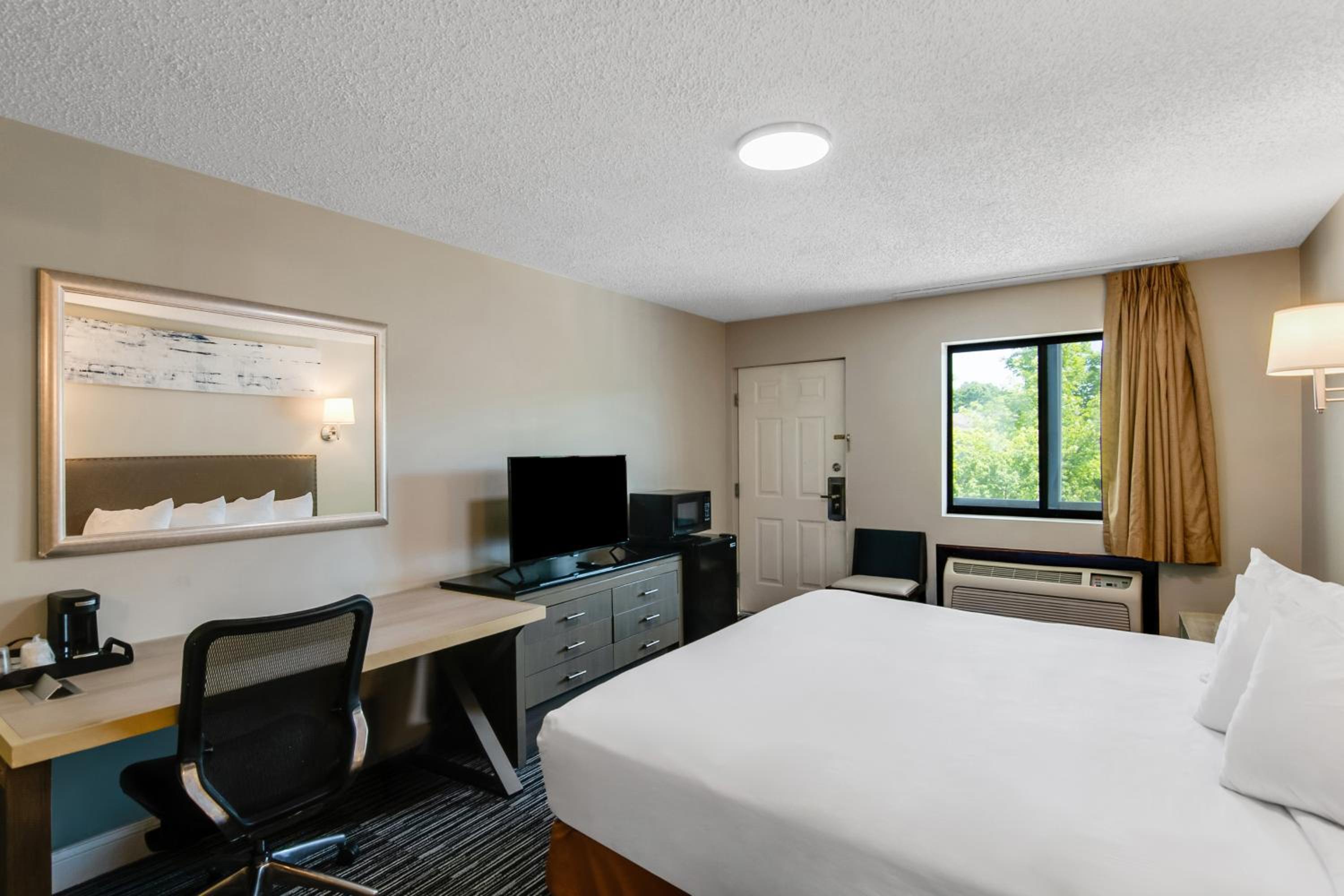 Standard King Room - Non-Smoking  - Photo 2