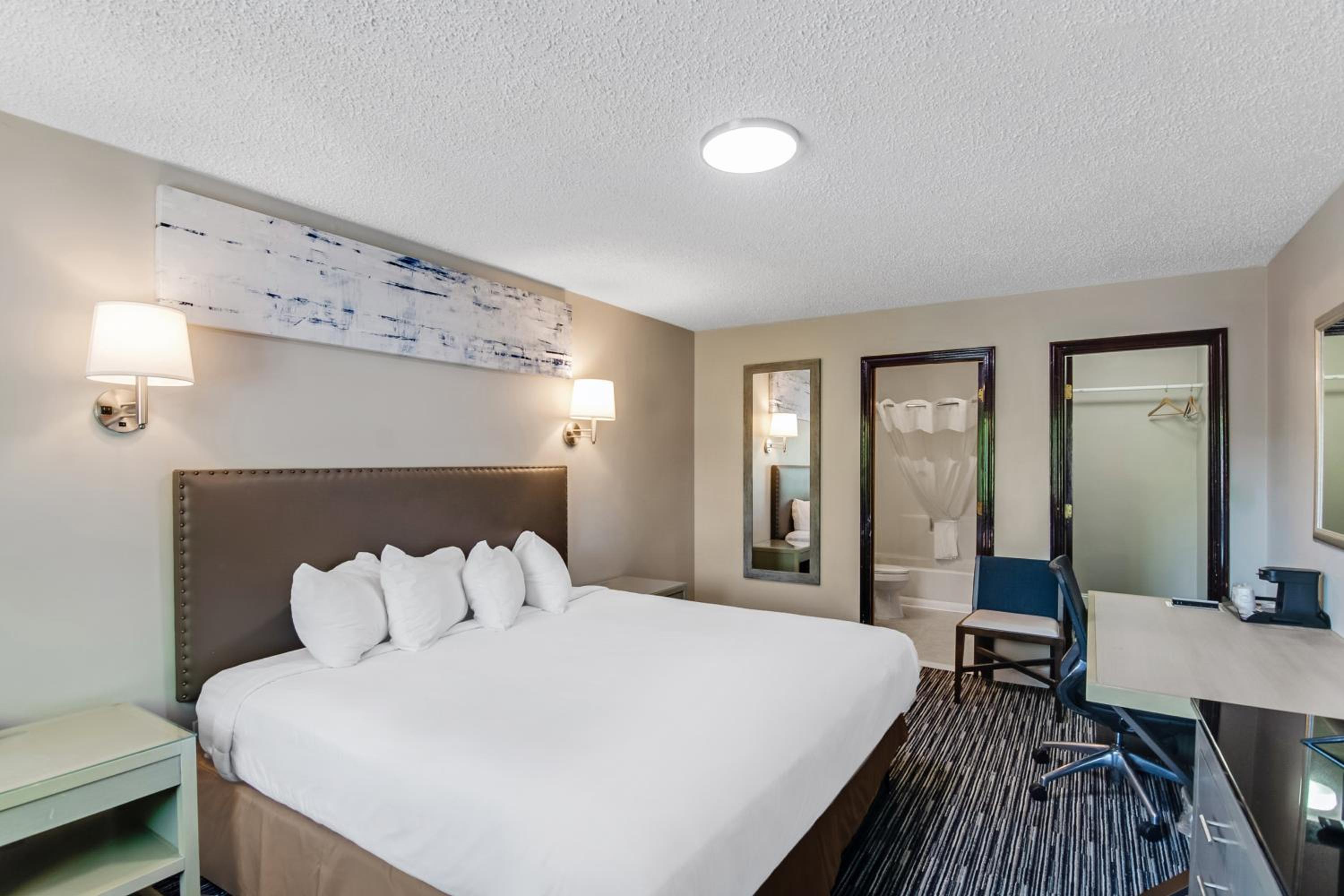 Standard King Room - Non-Smoking  - Photo 1