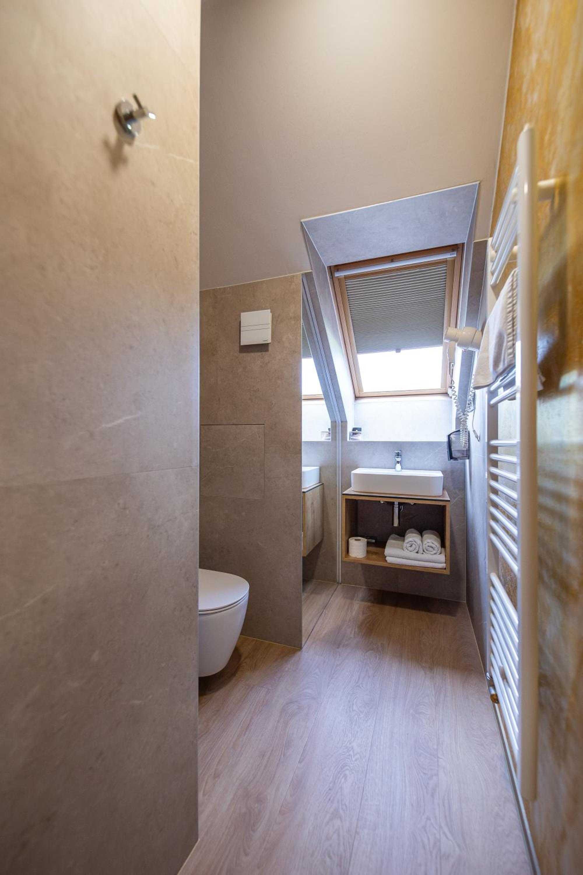Suite - Photo 1