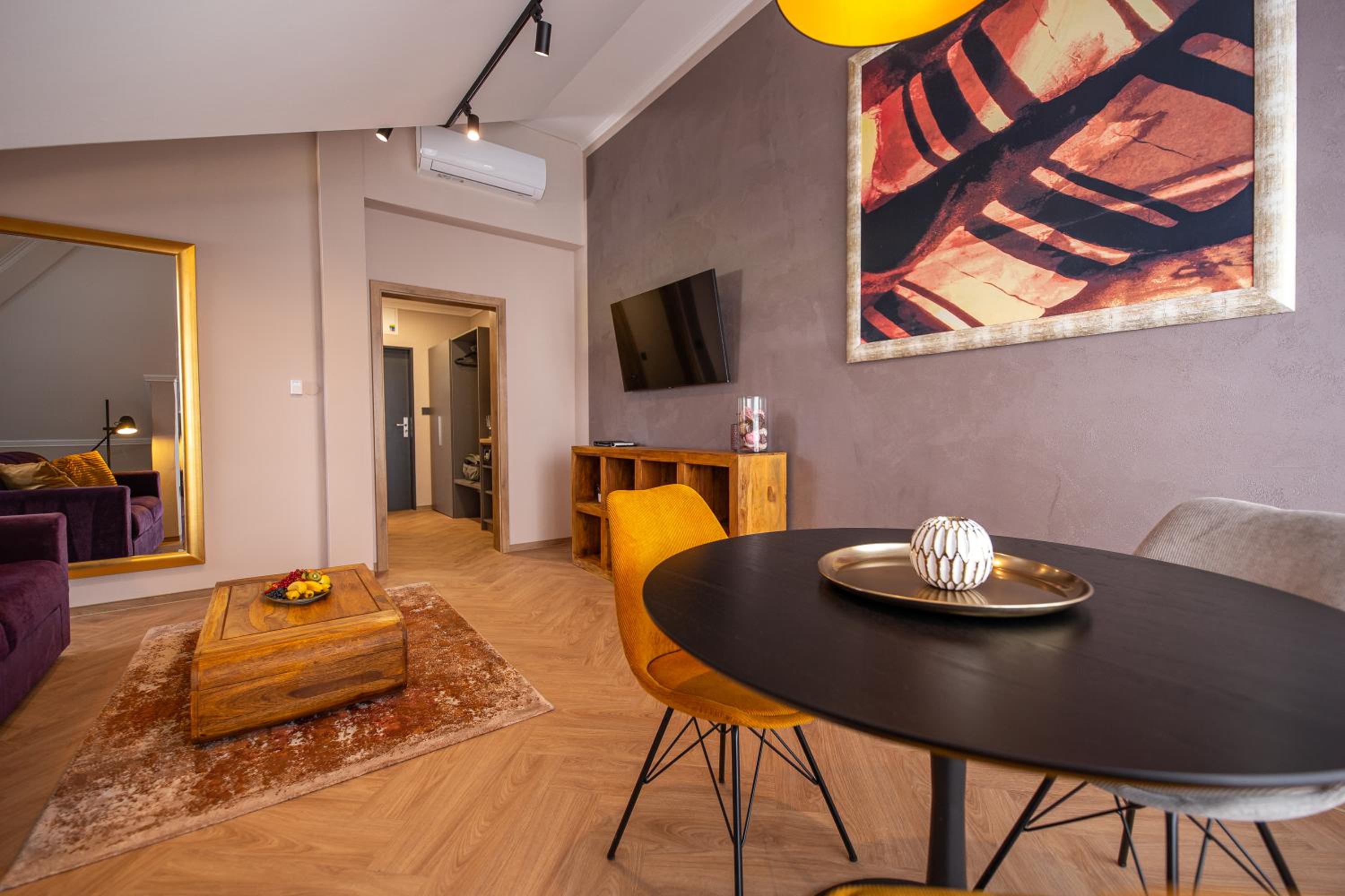 Suite - Photo 9