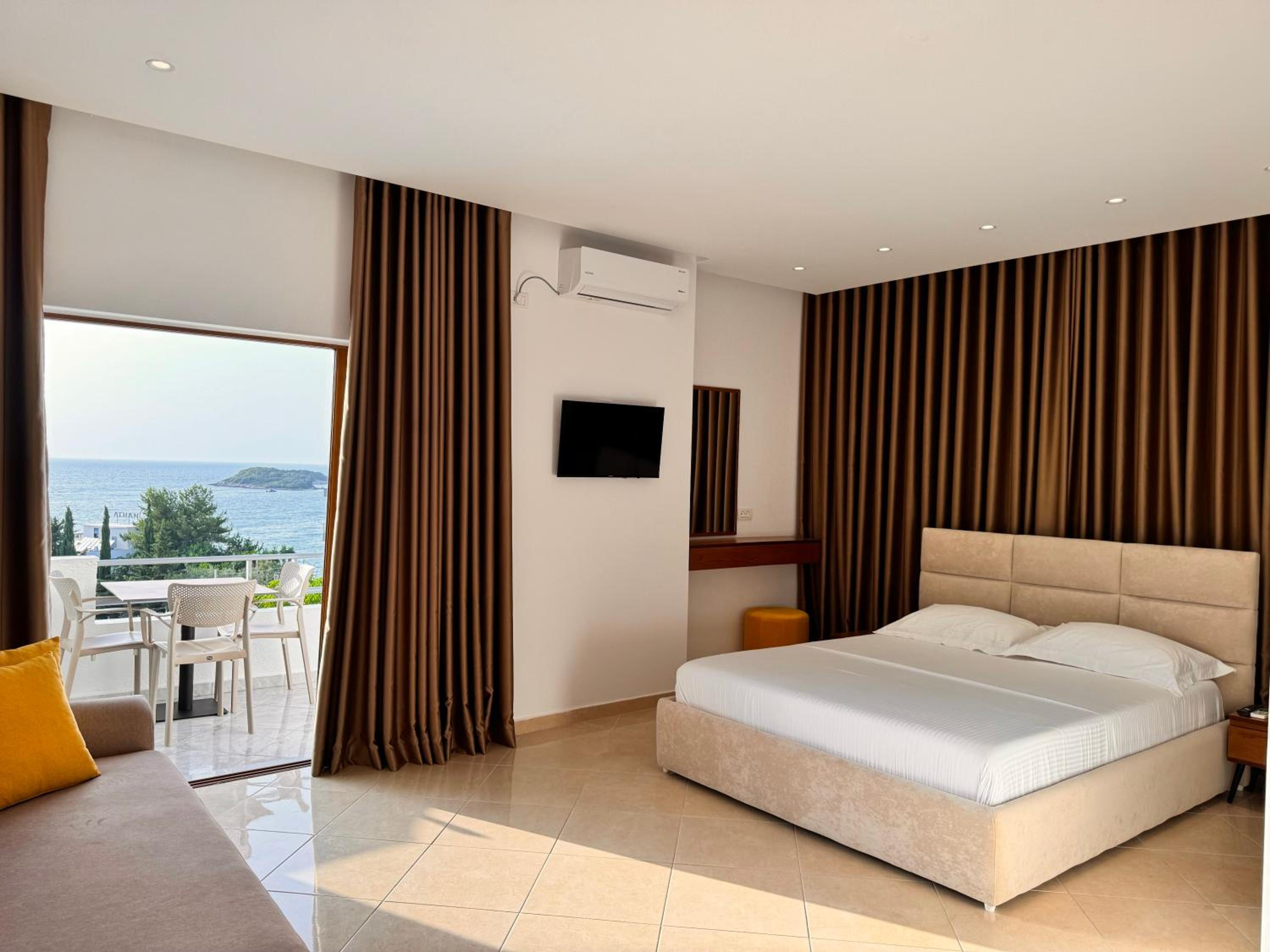 Deluxe Double Room with Balcony and Sea View photo 2