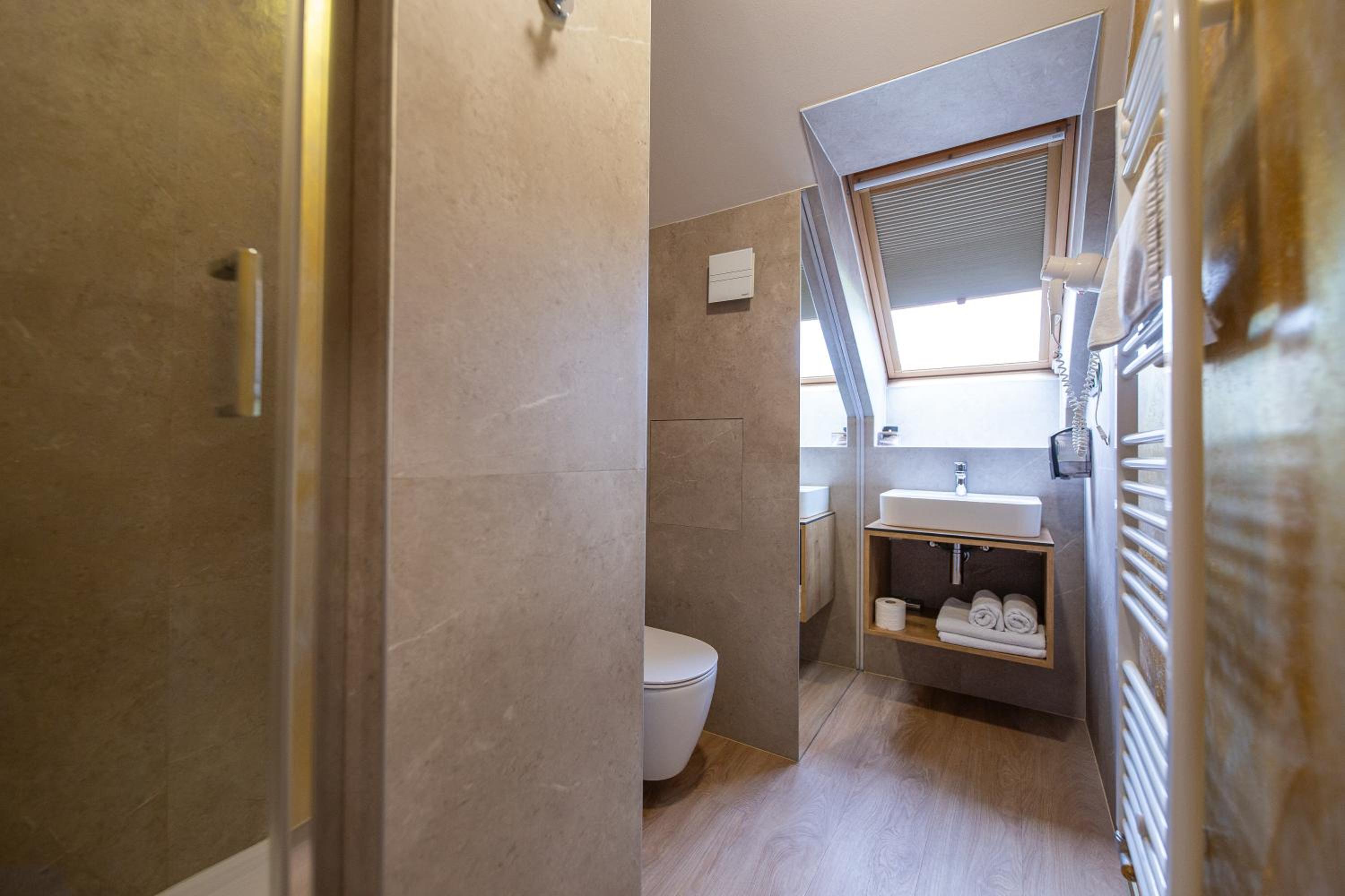 Suite - Photo 3
