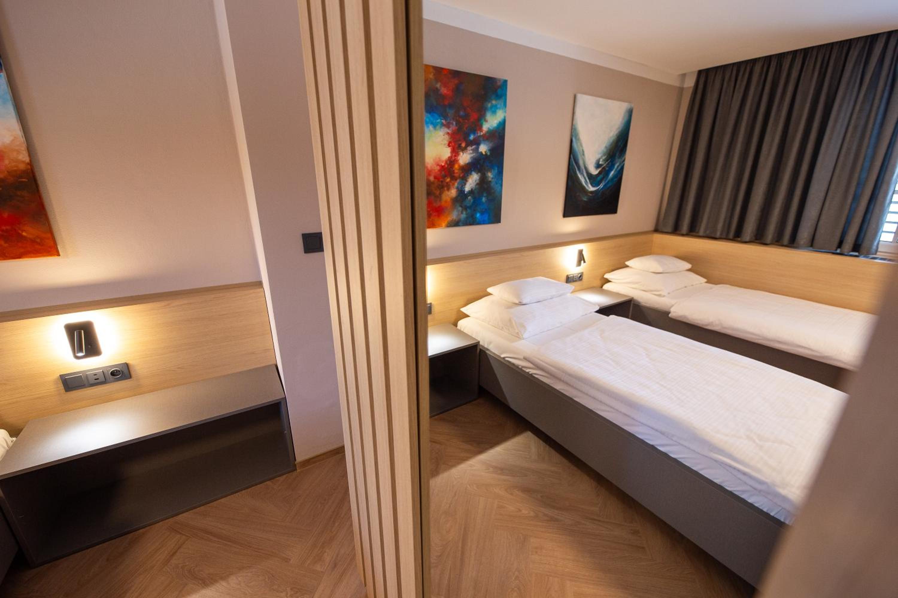 Twin Room - Photo 12
