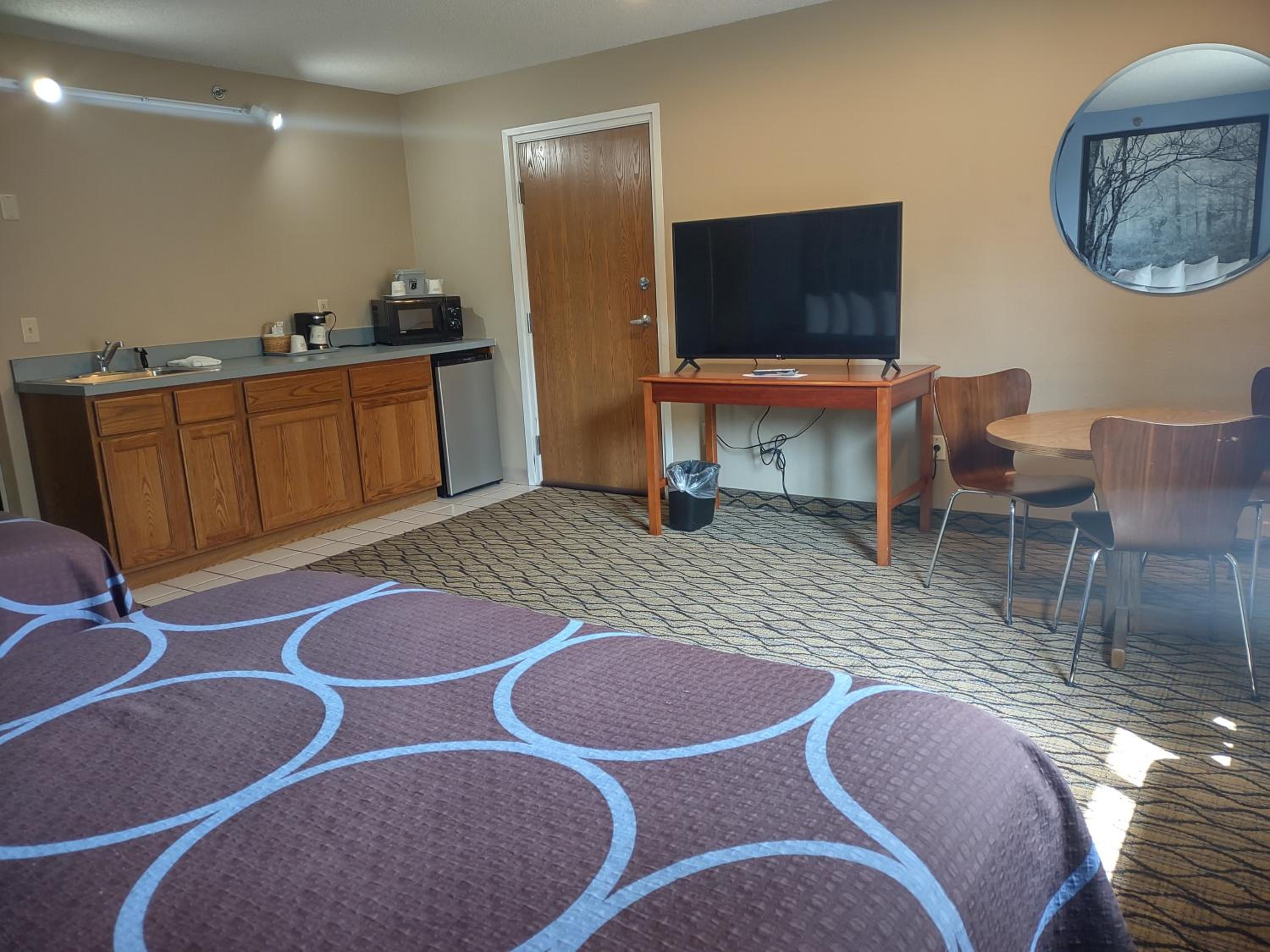 Studio Suite with Two Queen Beds - Non-Smoking - Photo 3
