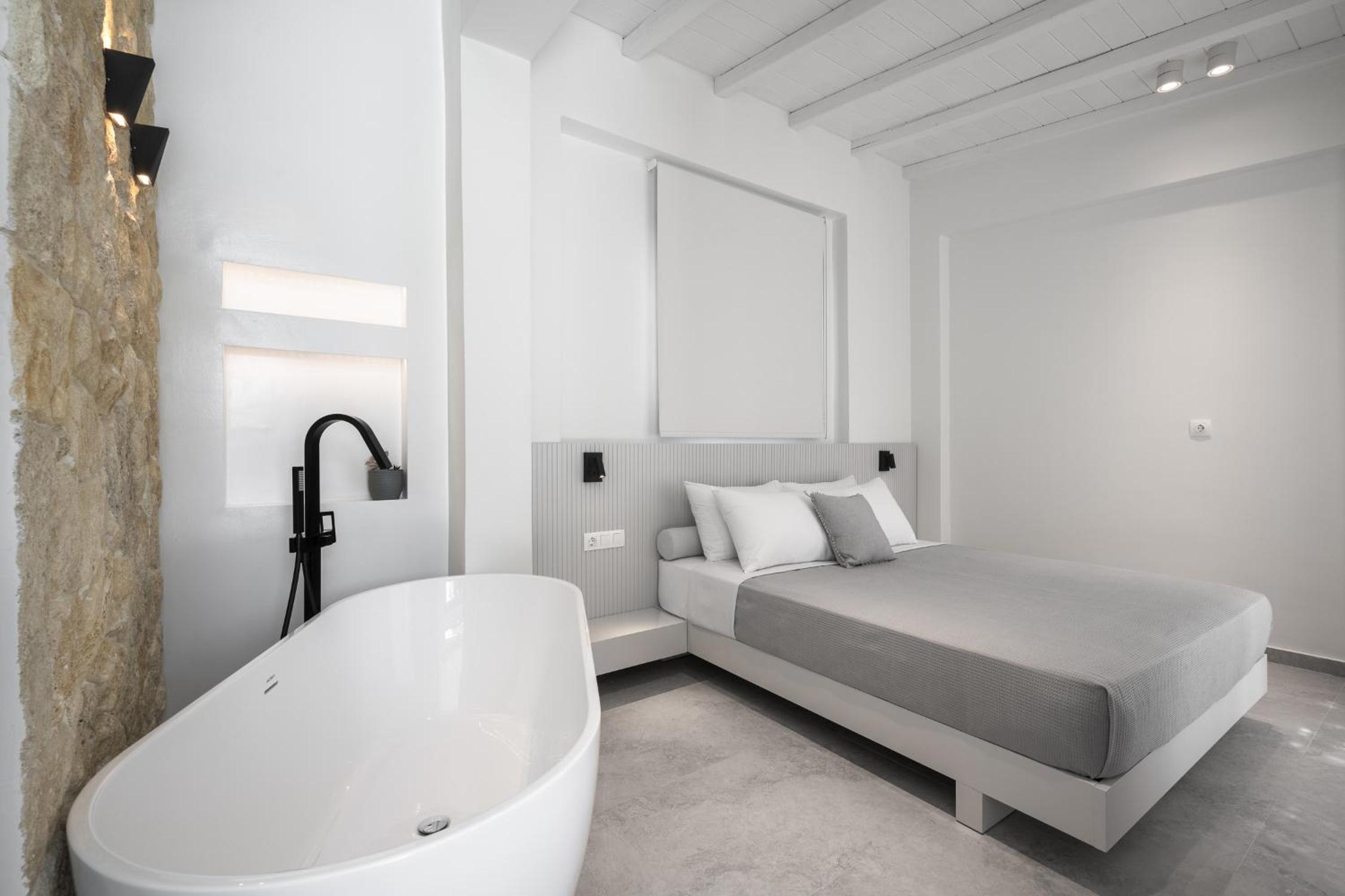 Deluxe Double Room with Bath photo 3