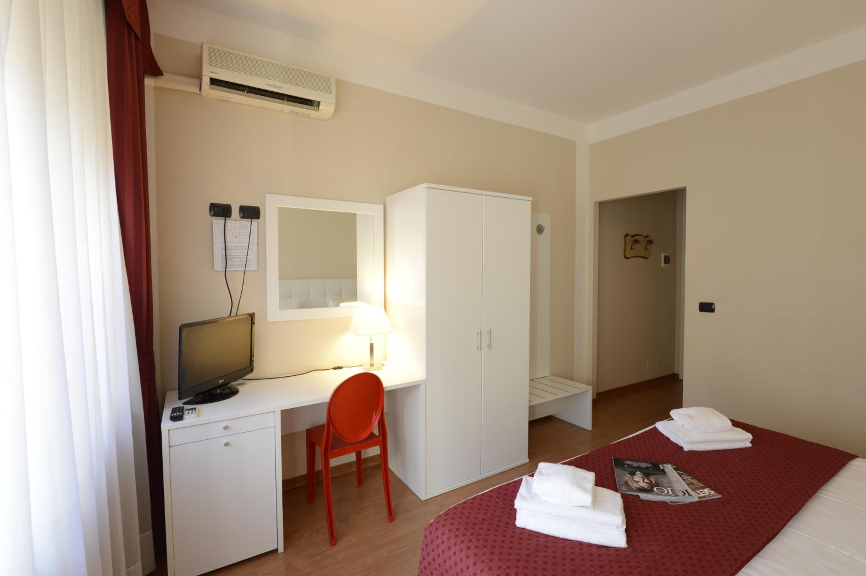 Double or Twin Room - Photo 4