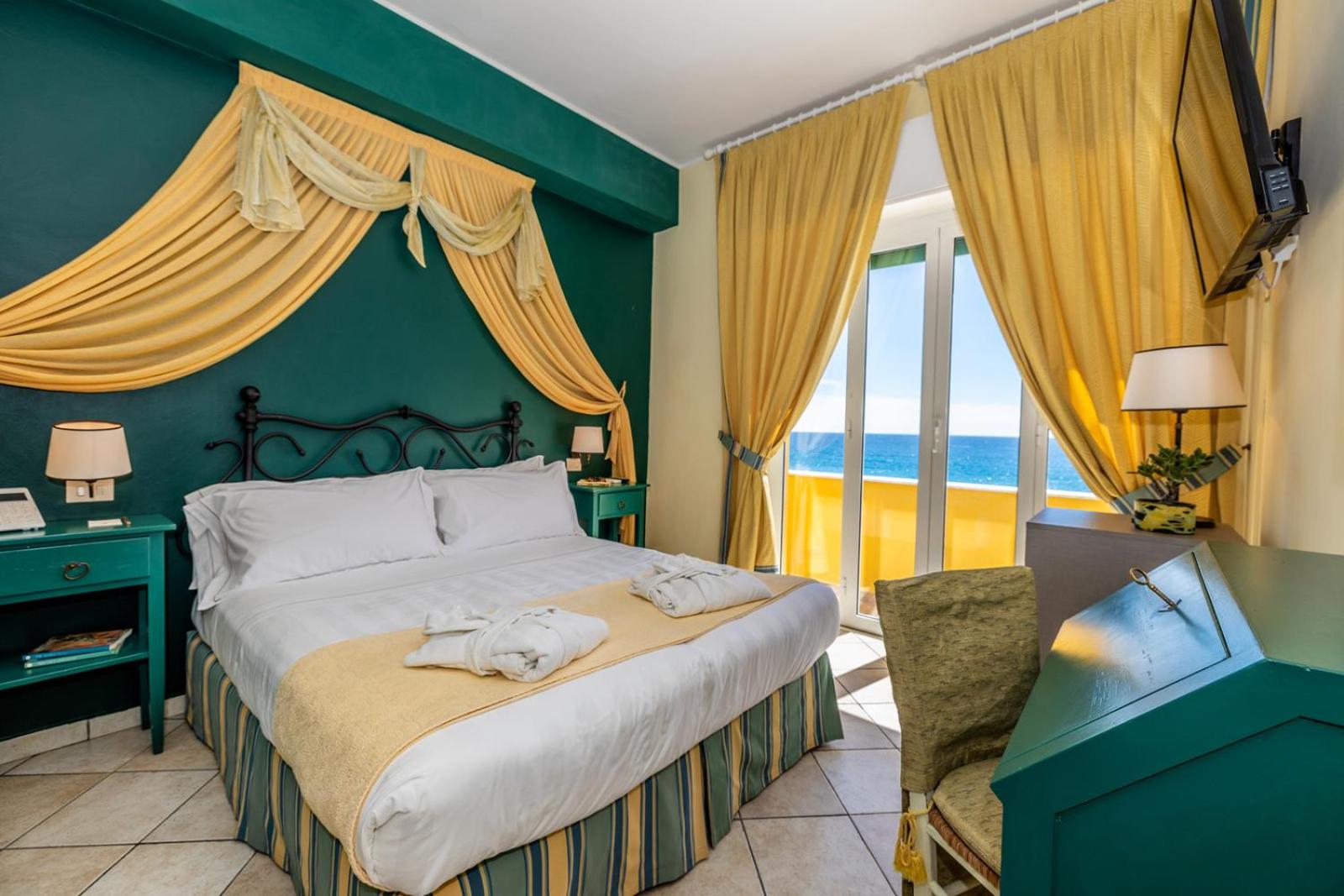 Deluxe Room with Sea View photo 3