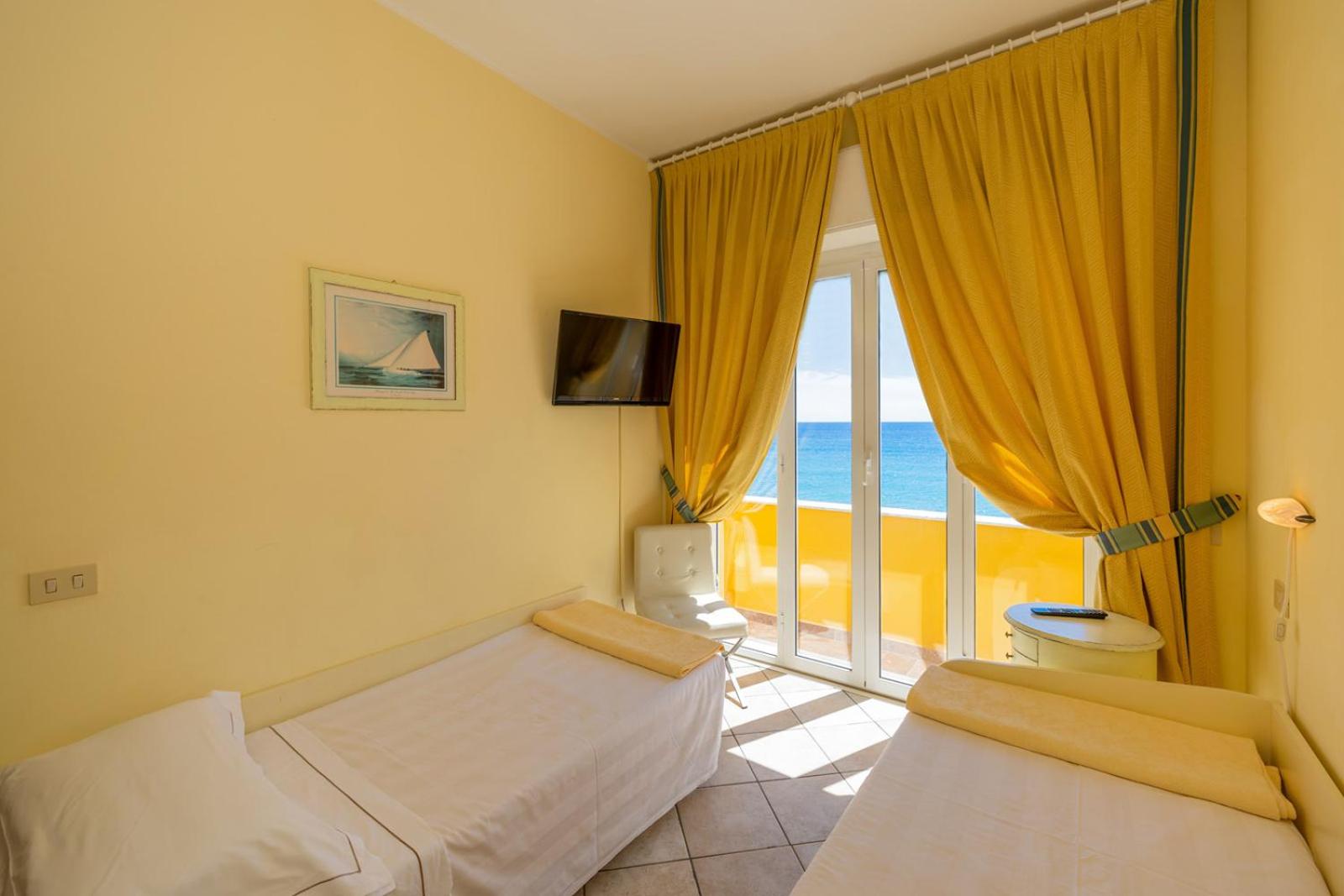 Deluxe Room with Sea View photo 2