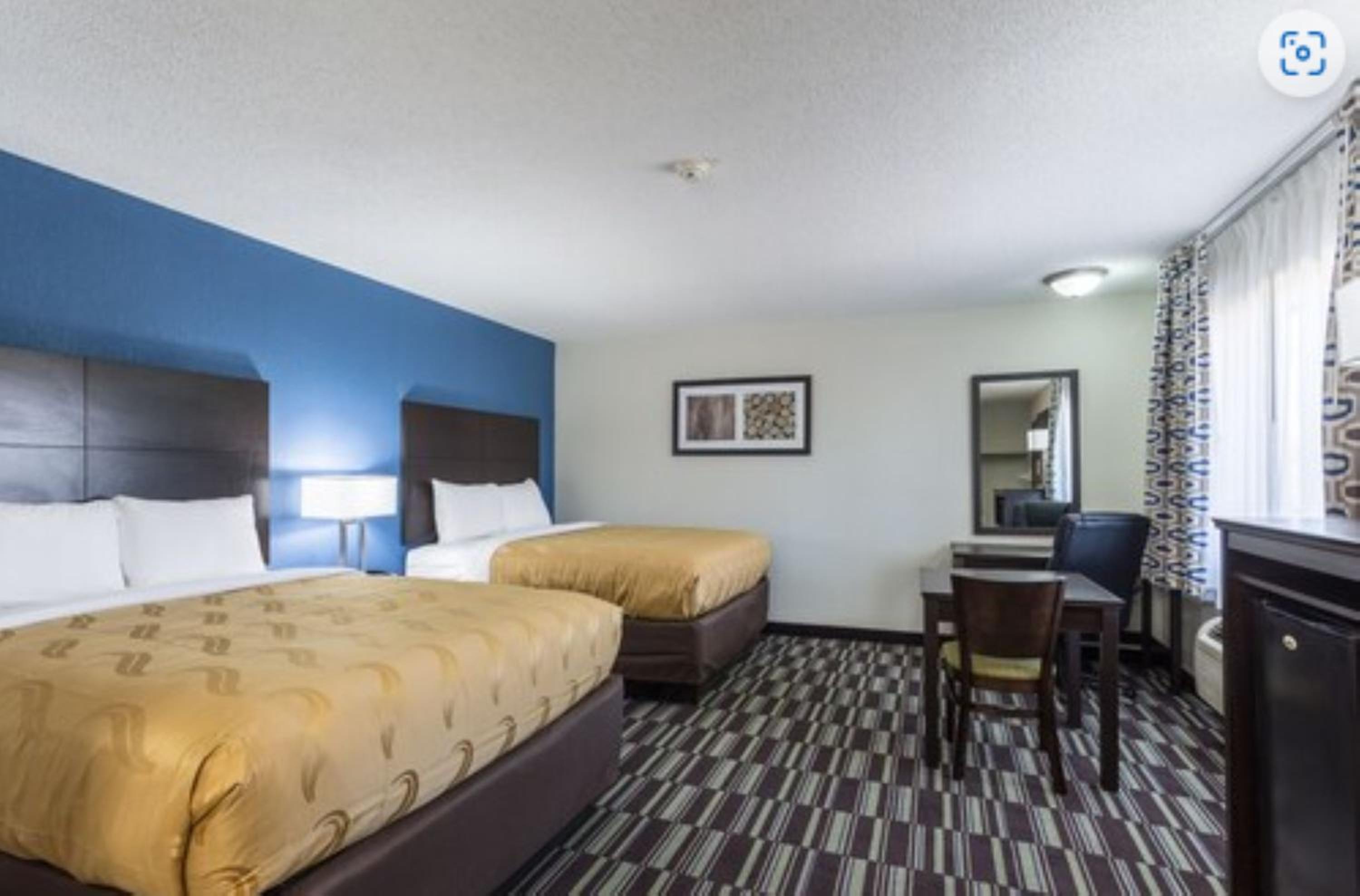 Queen Room with Two Queen Beds - Non-Smoking - Photo 4