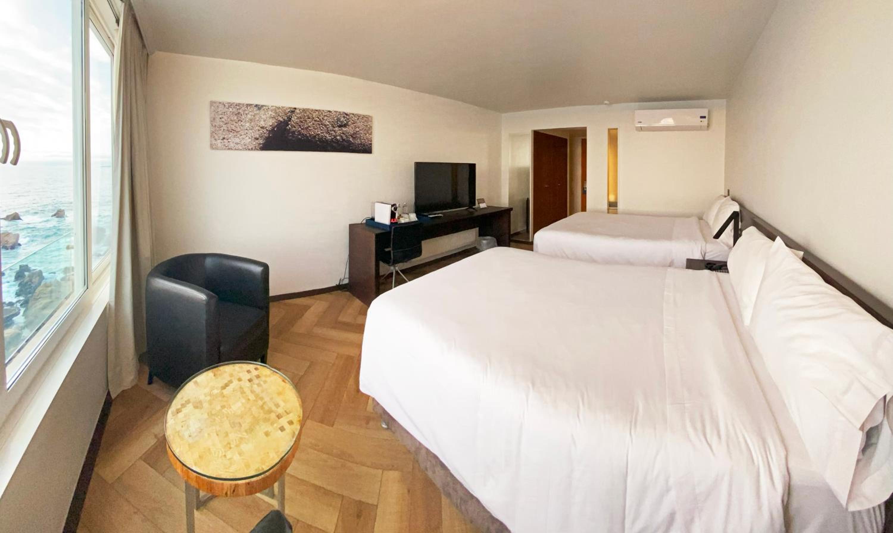 Twin Room with Ocean View - Photo 2