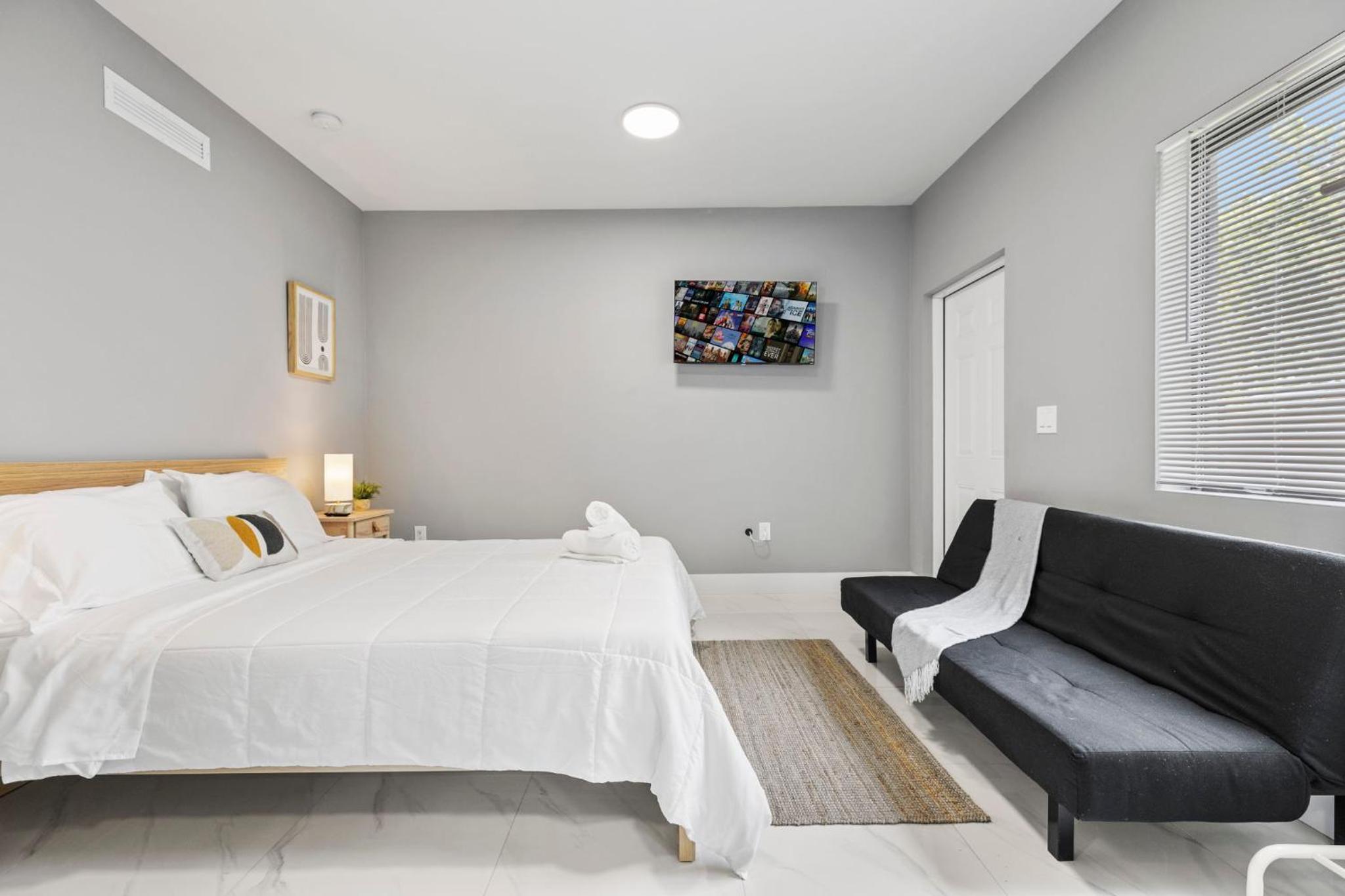 One-Bedroom Apartment photo 1