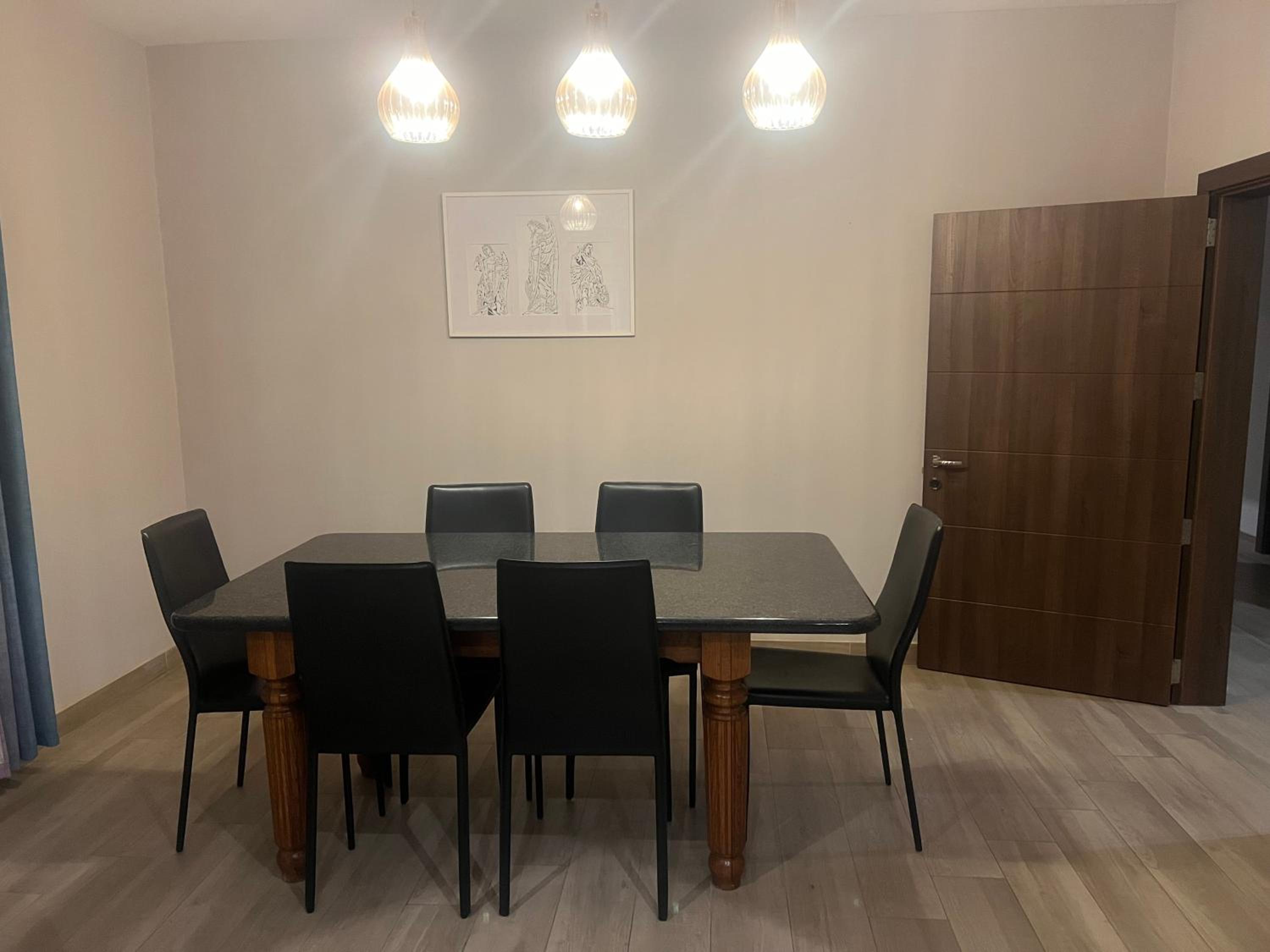 Three-Bedroom Apartment - High Floor photo 2