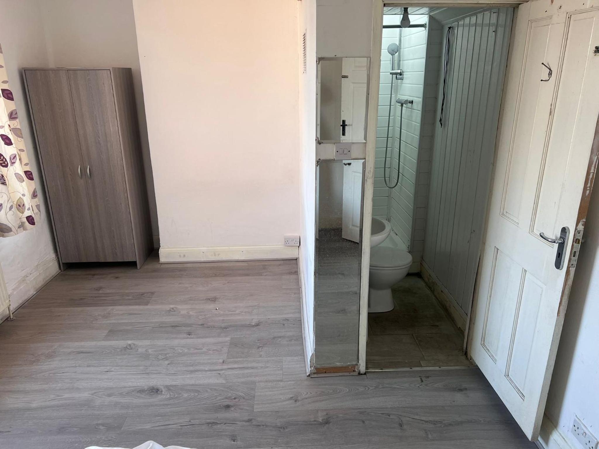 Double Room with Private Bathroom photo 2