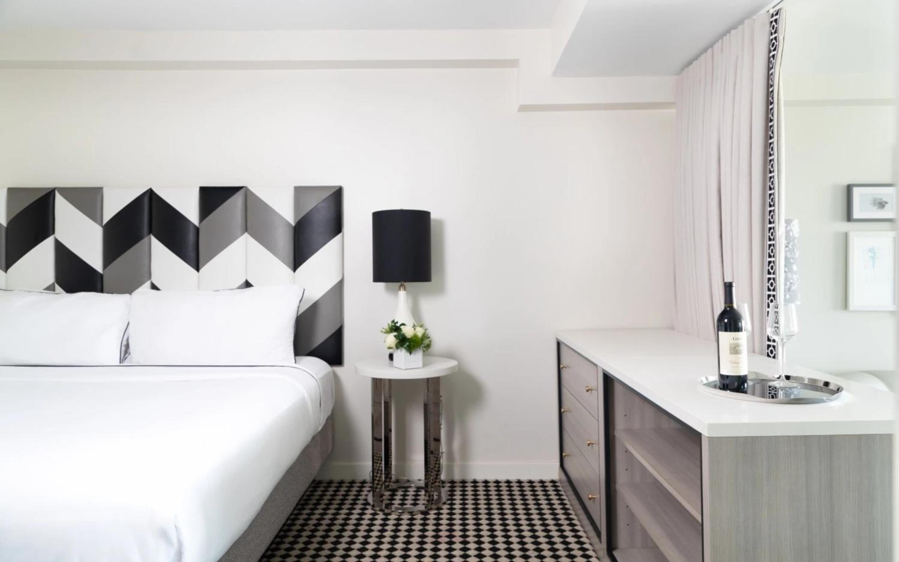 Premier King Suite with Balcony thumbnail 6