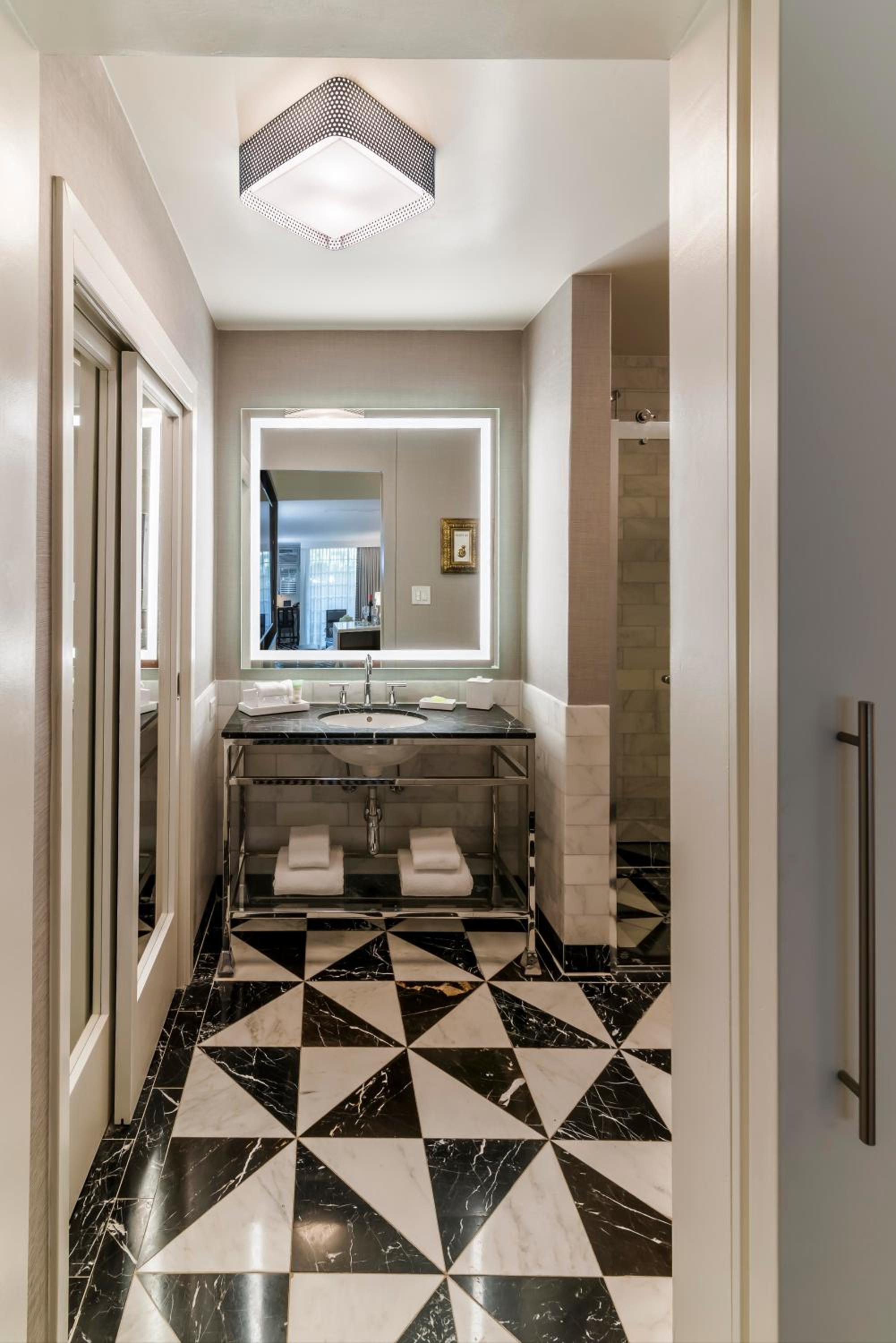 Premier 2 Queens Suite with Balcony