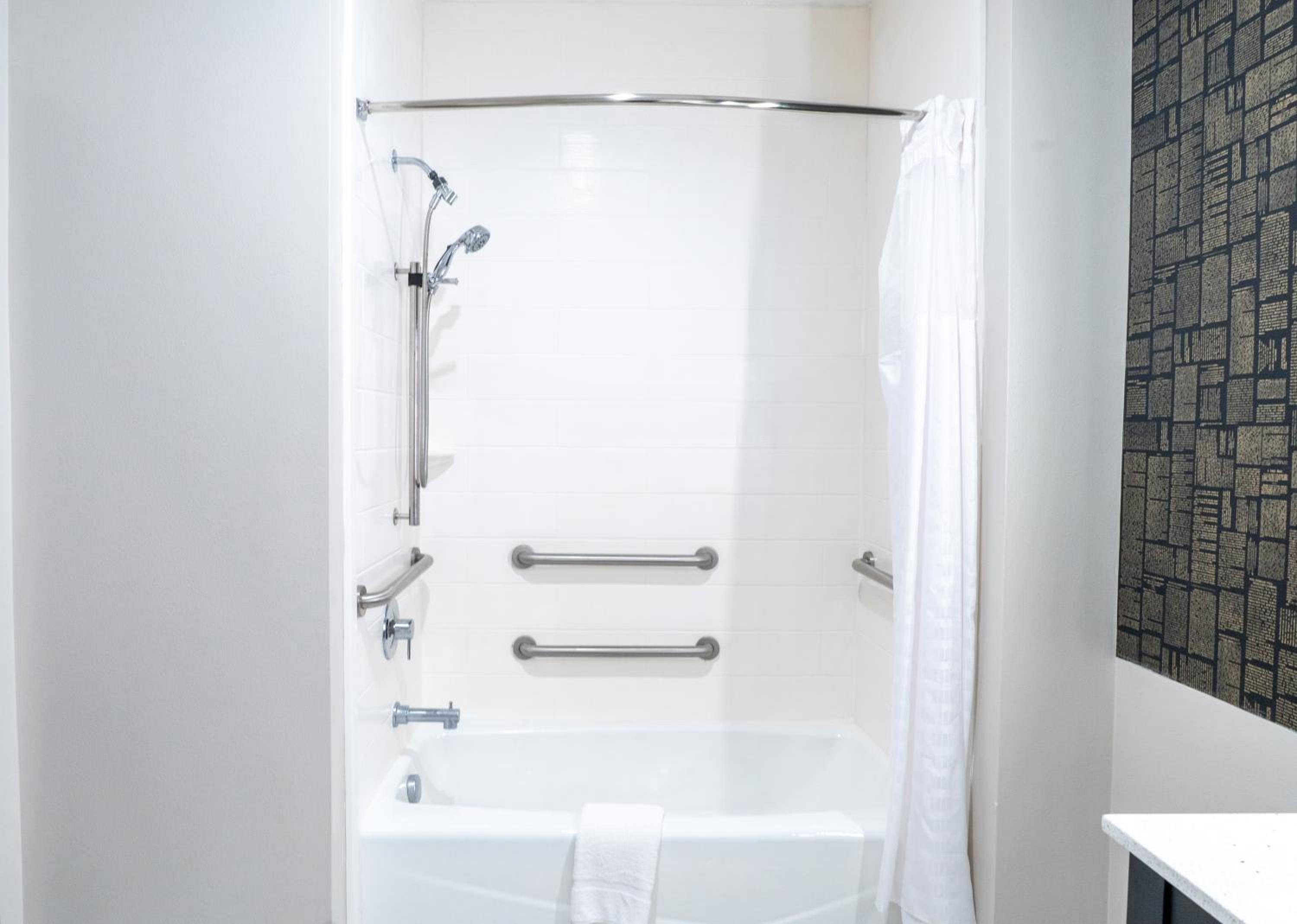 Queen Room with Two Queen Beds - Mobility Access/Non-Smoking - Photo 2