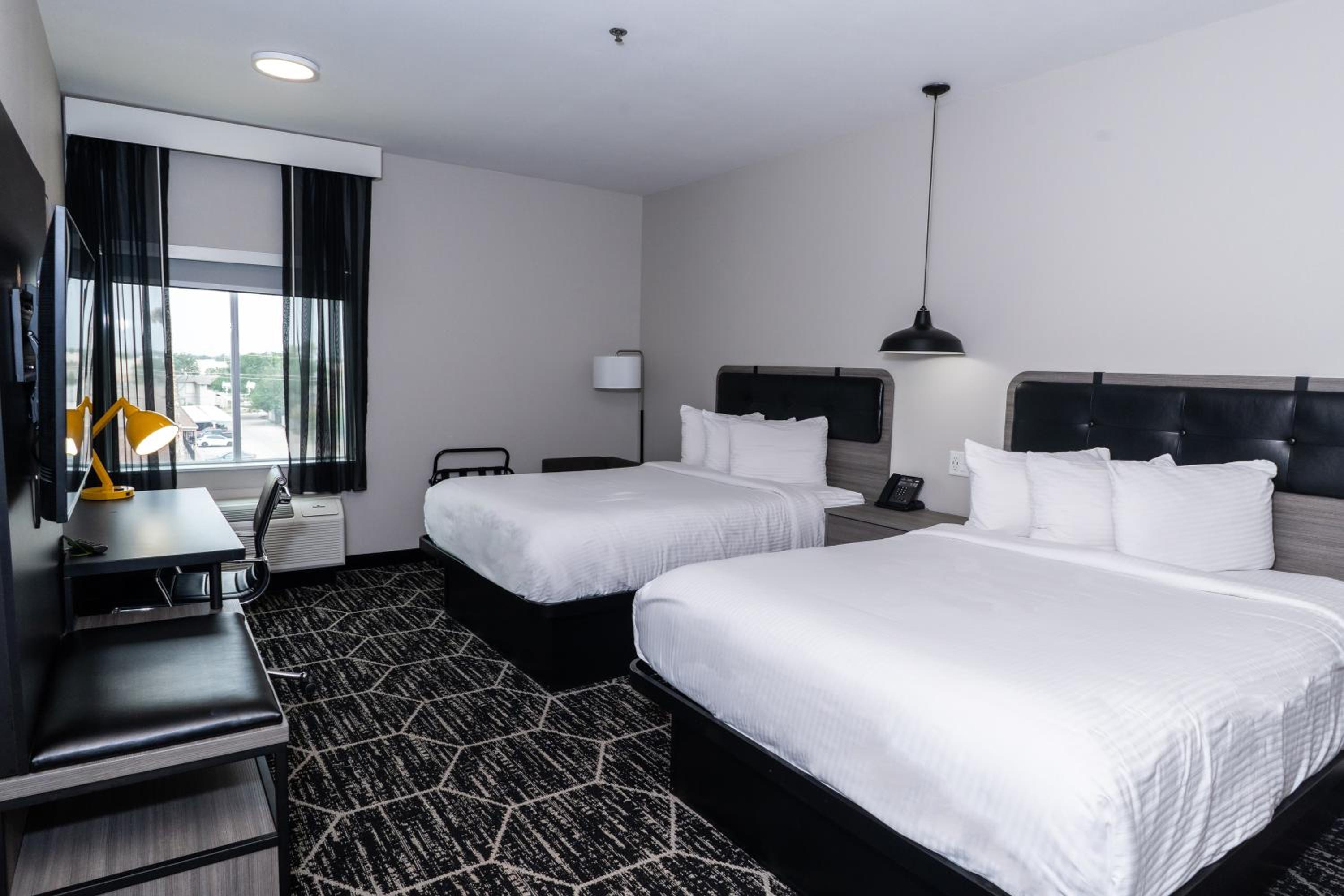Queen Room with Two Queen Beds - Non-Smoking - Photo 2
