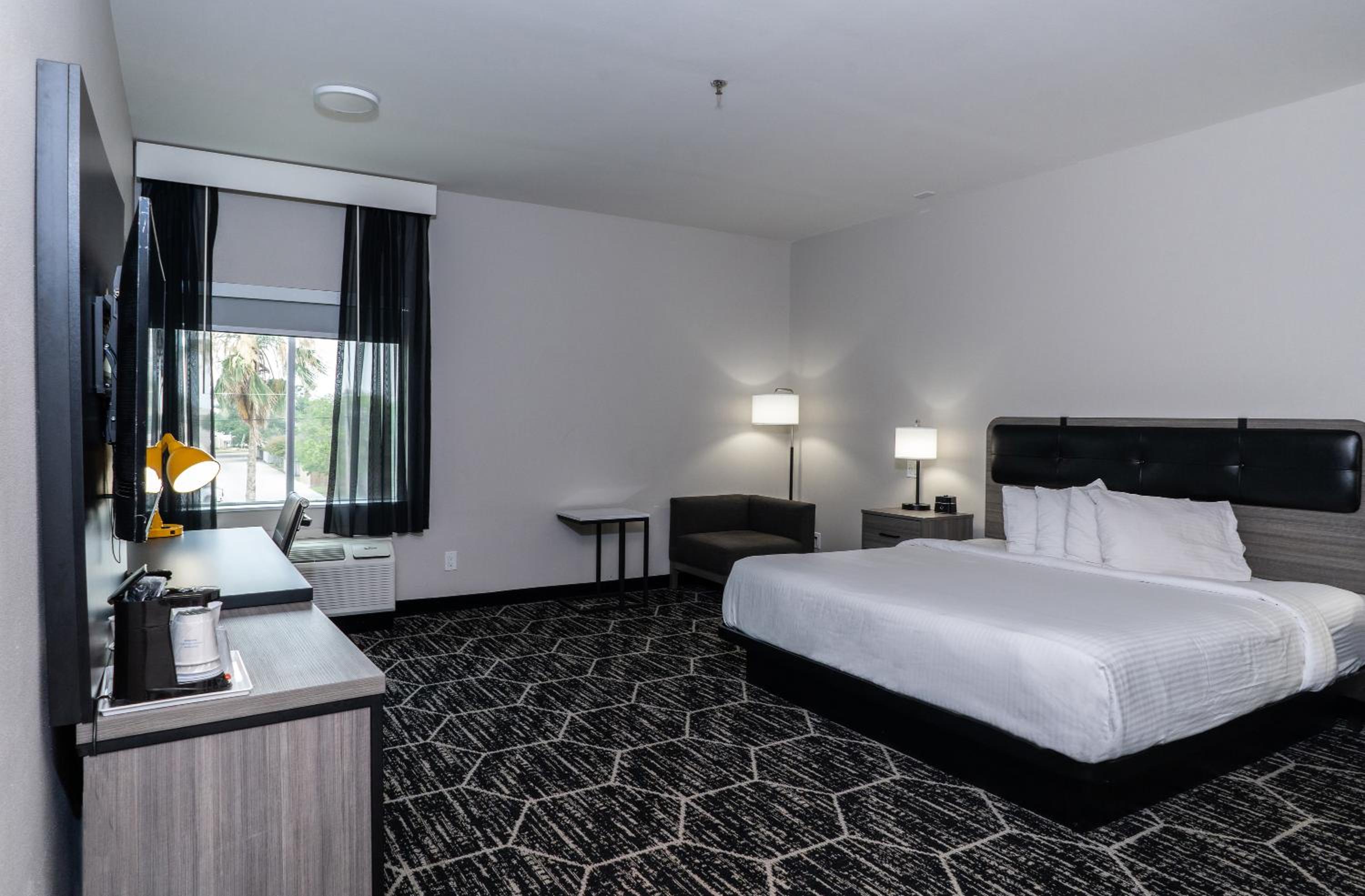 King Room - Non-Smoking - Photo 2