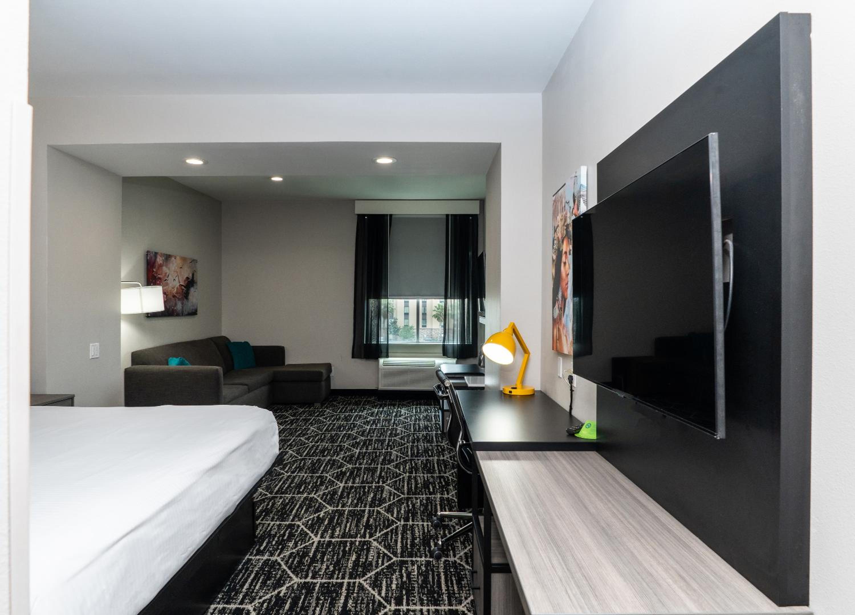 Deluxe King Room - Non-Smoking - Photo 4